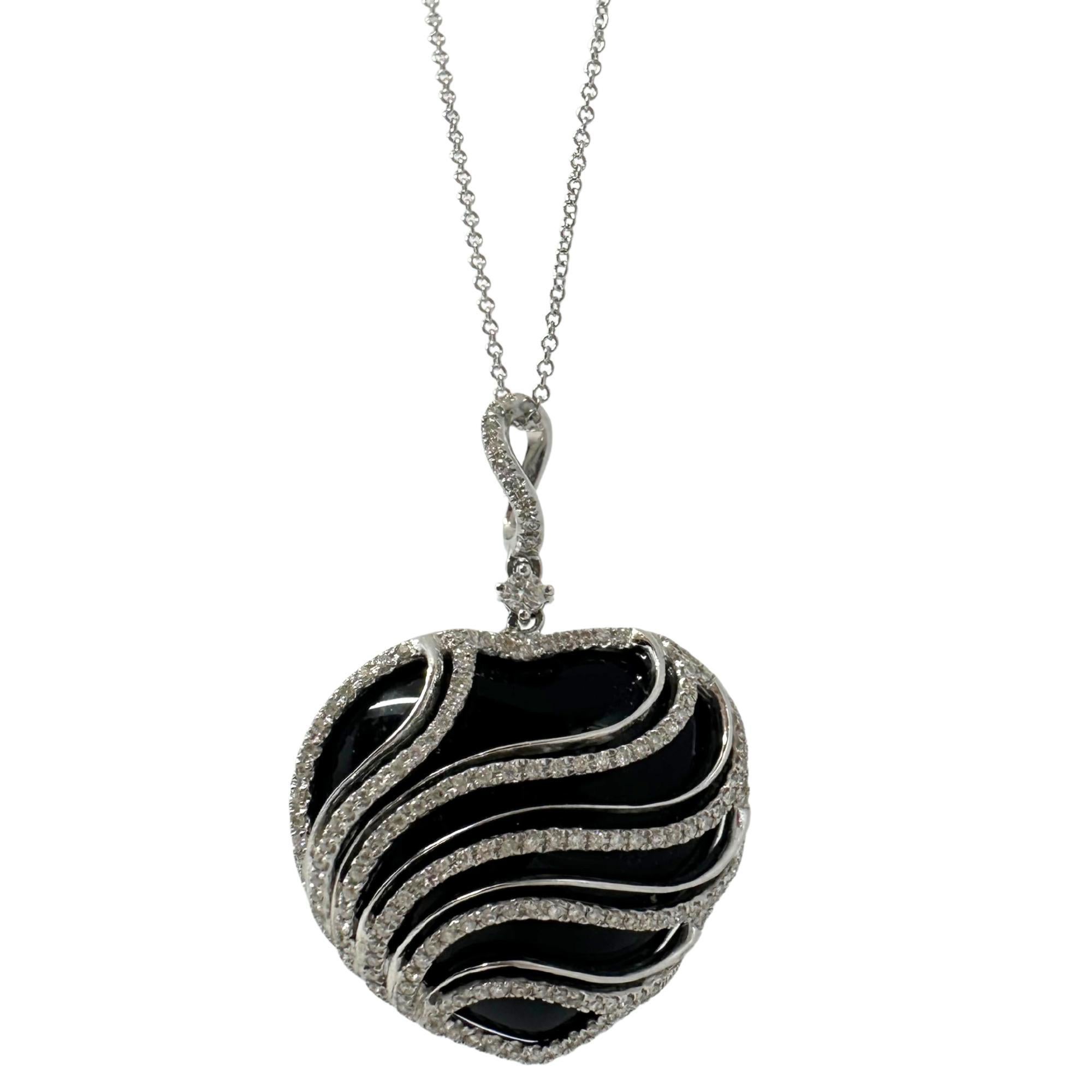 Taglio rotondo Collana con ciondolo in oro bianco 18K con diamanti e onice nera in vendita
