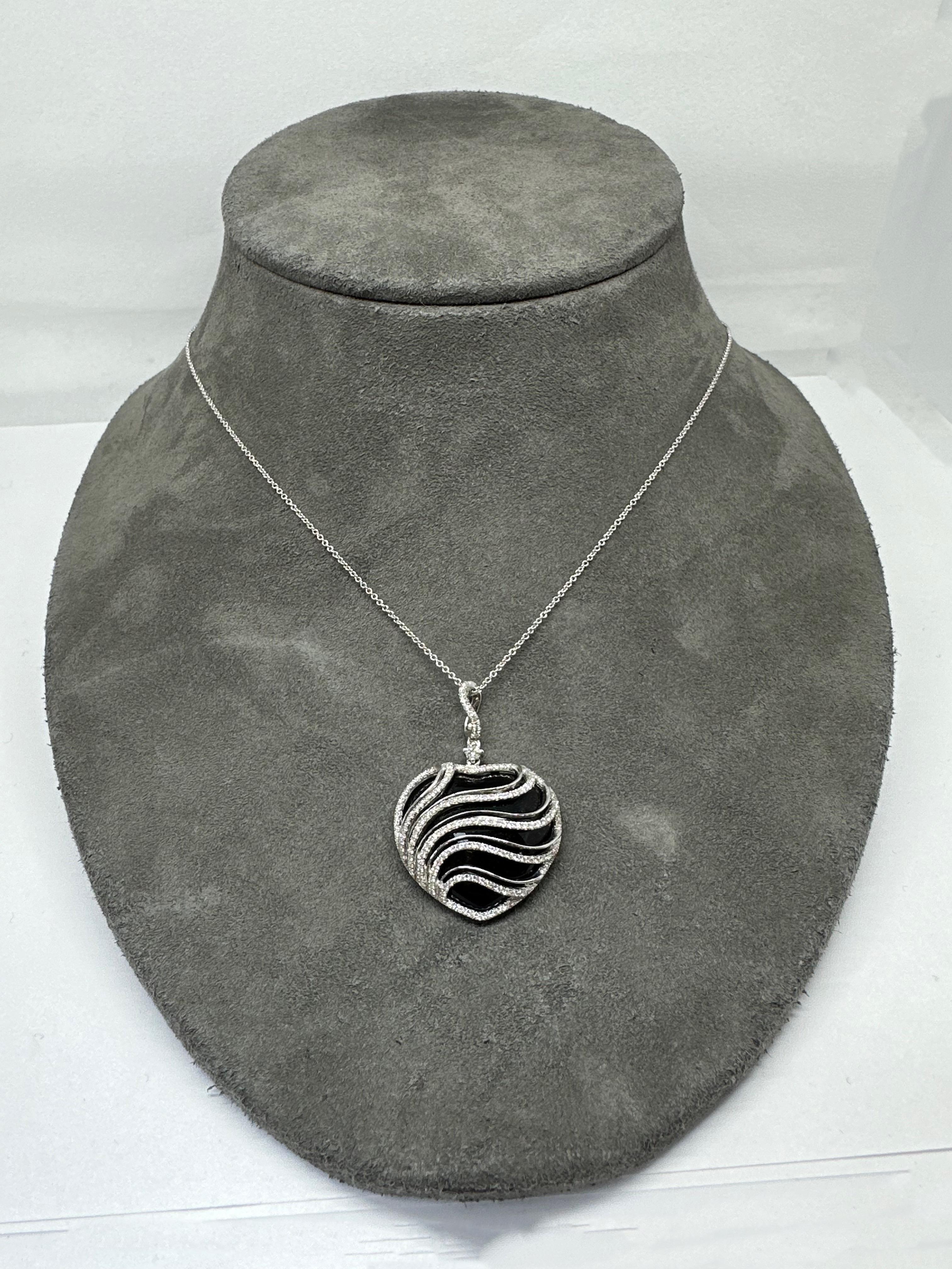Collana con ciondolo in oro bianco 18K con diamanti e onice nera In condizioni buone in vendita a New York, NY