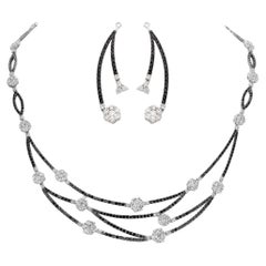 Collana in oro bianco 18 carati con diamanti e zaffiri neri e orecchini coordinati