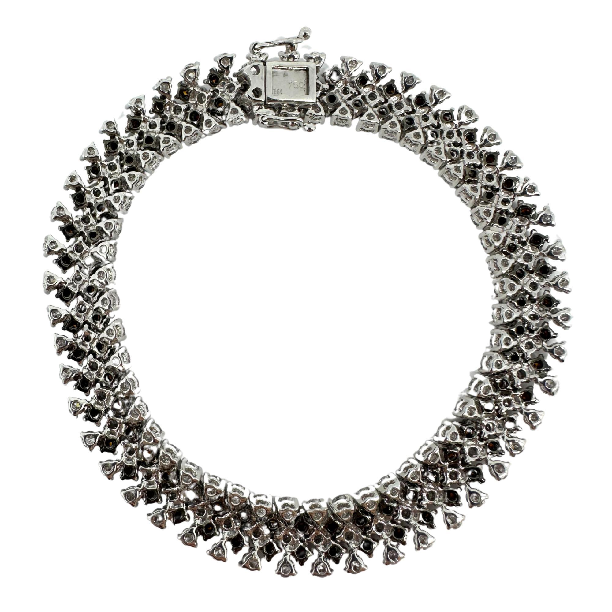 Fabriqué en or blanc 18 carats, cet élégant bracelet présente un luxueux mélange de 5,10 carats de diamants blancs et de 3,57 carats de diamants bruns aux teintes riches. Mesurant 7 pouces de long et 0,40 pouce de large, il offre un éclat raffiné