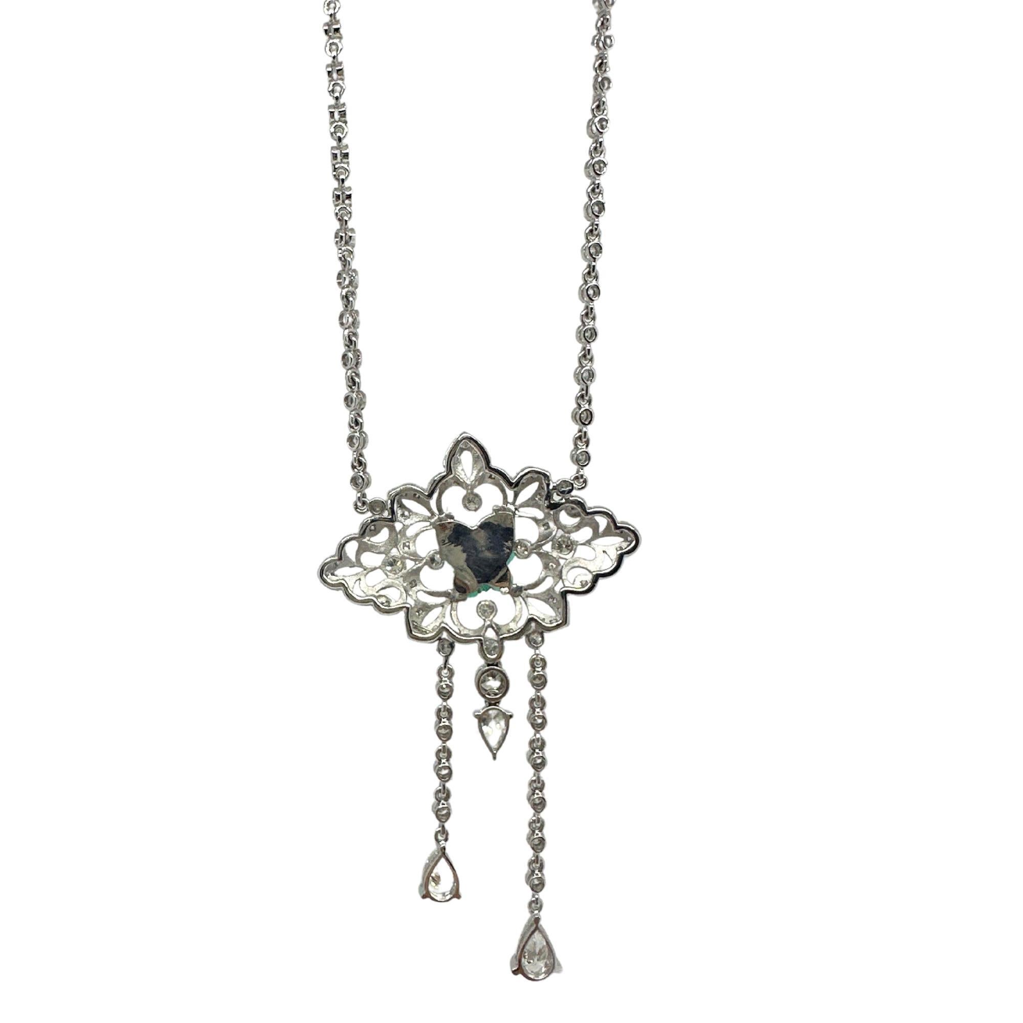 18K White Gold Diamond and Butterfly Shaped Emerald Necklace In Good Condition For Sale In New York, NY