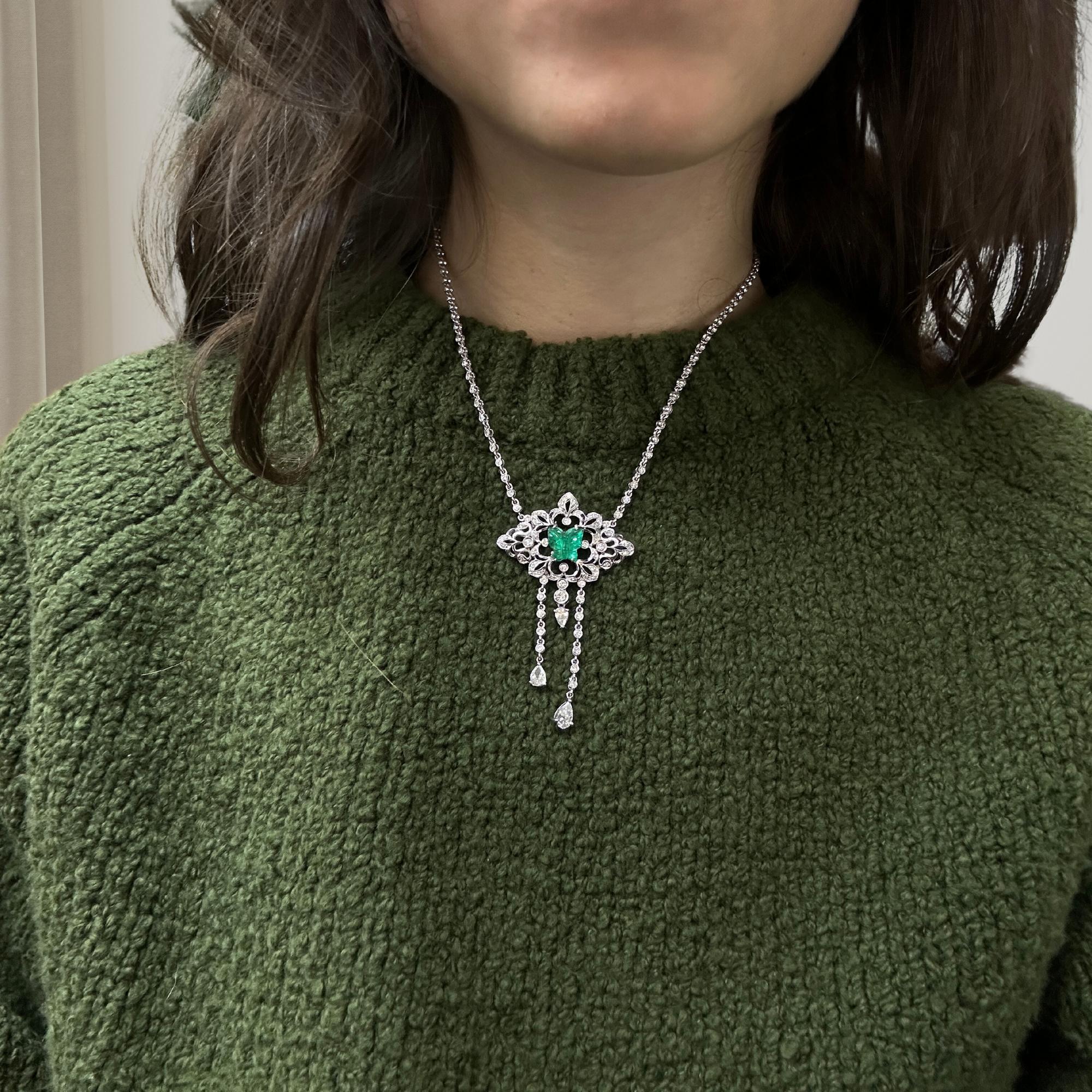 18K White Gold Diamond and Butterfly Shaped Emerald Necklace For Sale 1