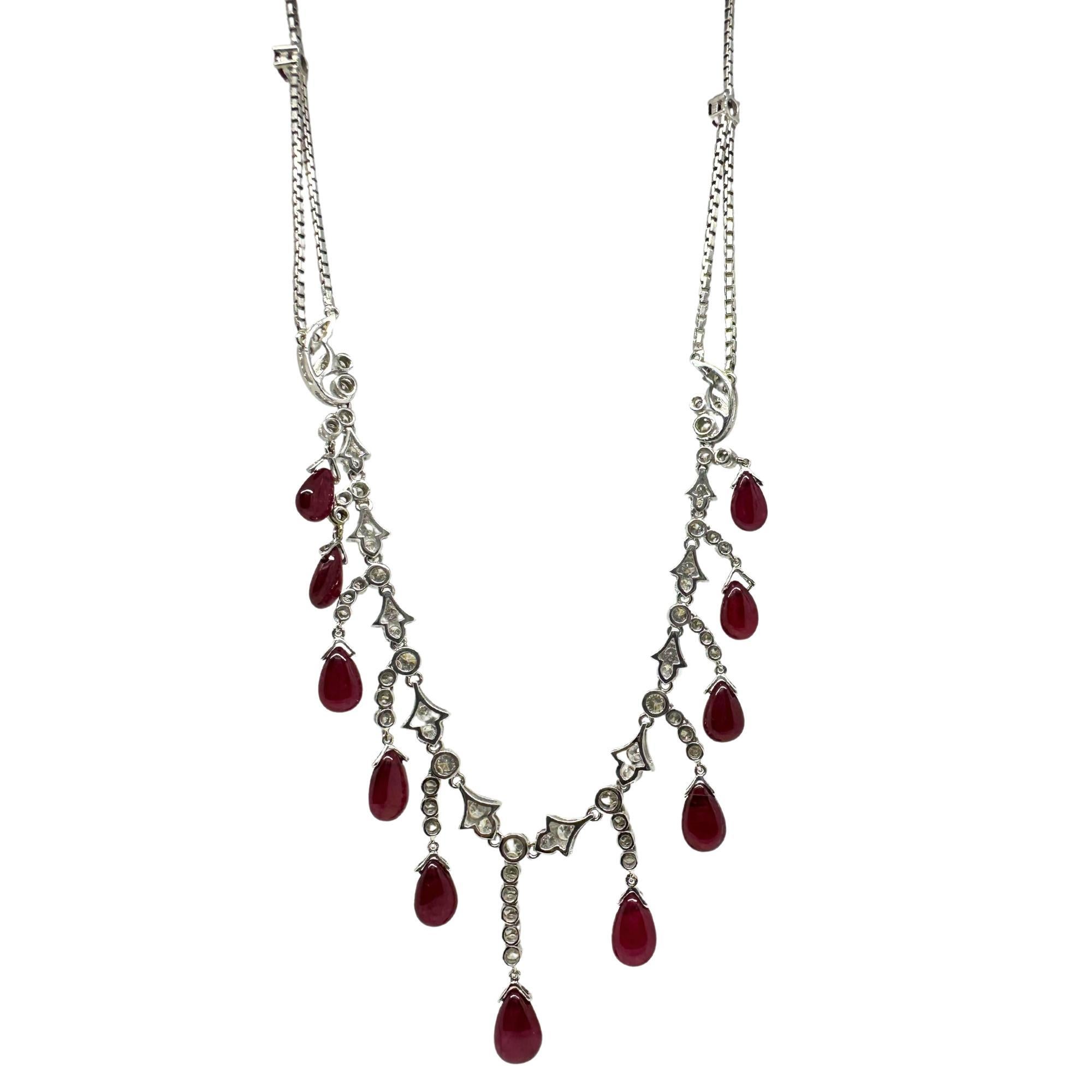 Cabochon Collana con diamanti e rubini cabochon in oro bianco 18 carati in vendita