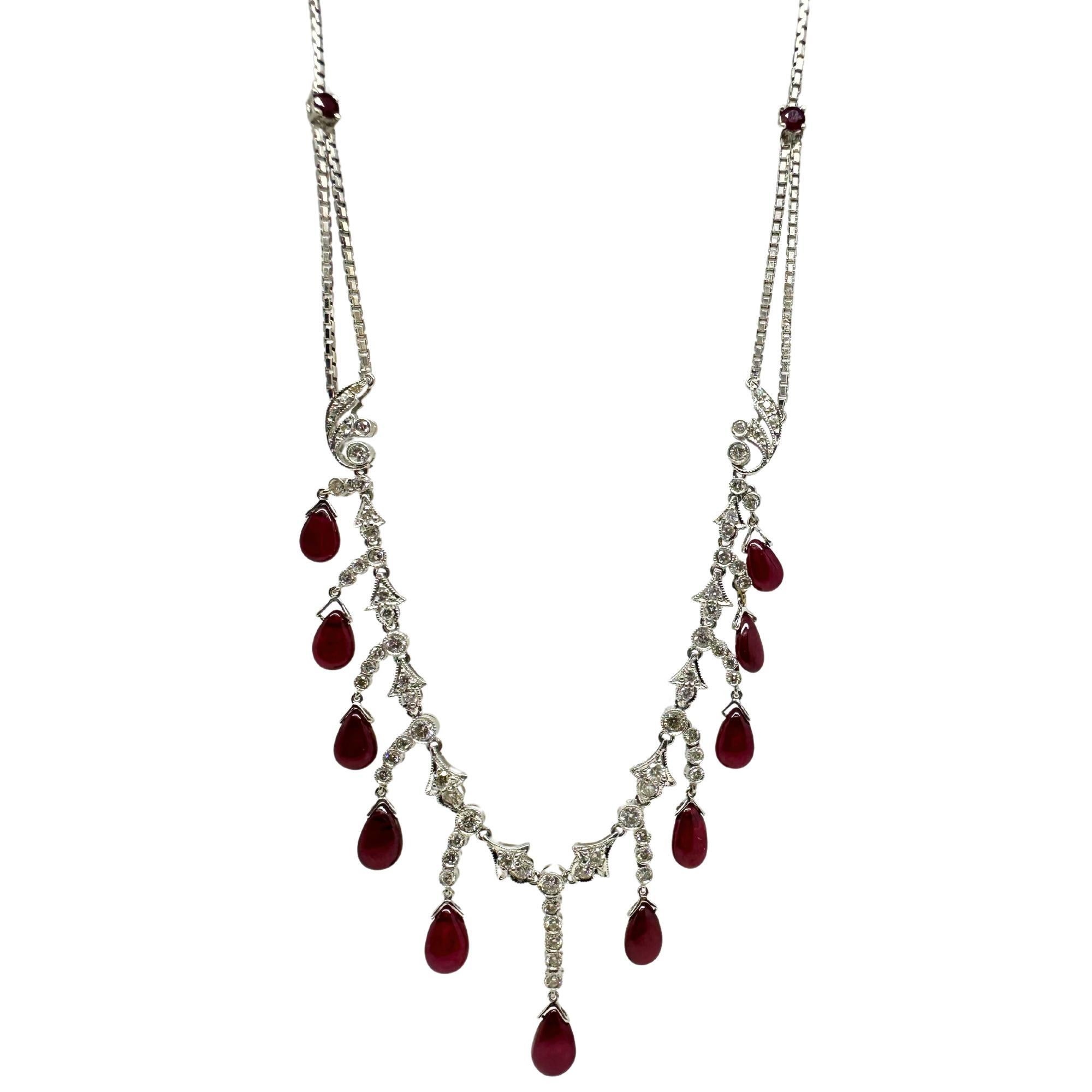 Collana con diamanti e rubini cabochon in oro bianco 18 carati In condizioni buone in vendita a New York, NY