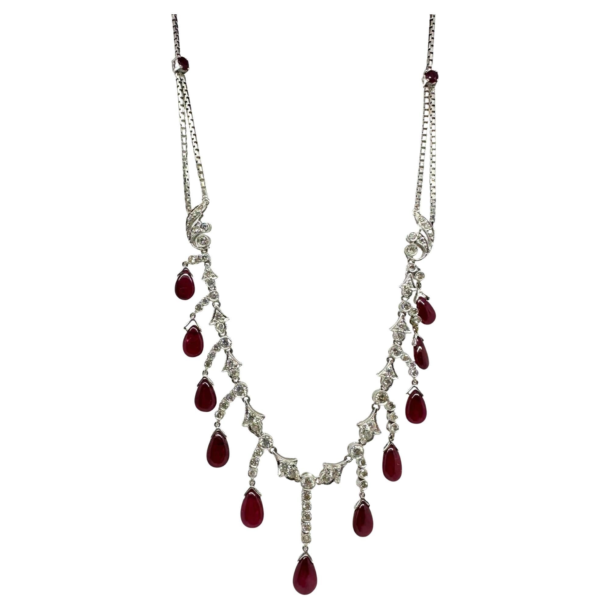 Collar de oro blanco de 18 quilates con diamantes y rubíes cabujón