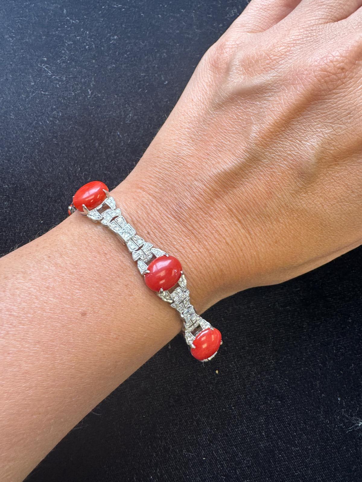 Taglio brillante Bracciale con diamanti e corallo in oro bianco 18 carati in vendita