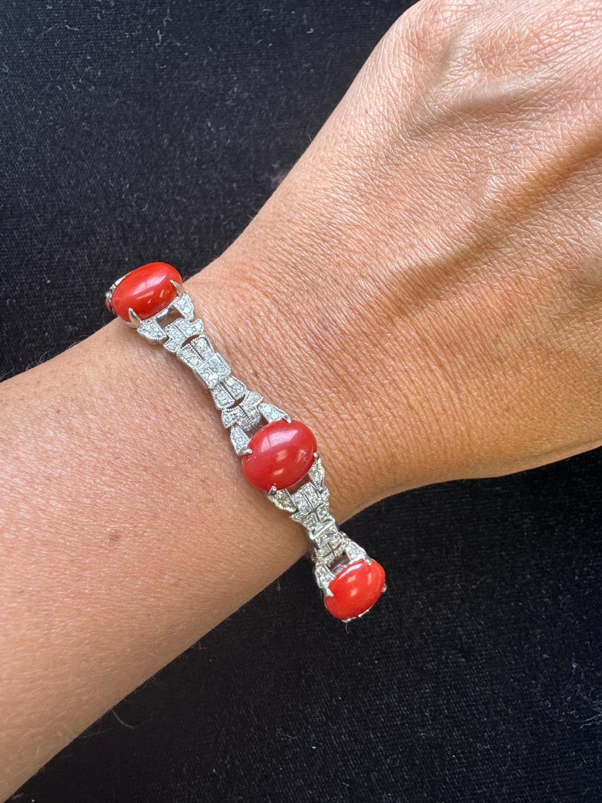 Bracciale con diamanti e corallo in oro bianco 18 carati In condizioni ottime in vendita a Great Neck Plaza, NY