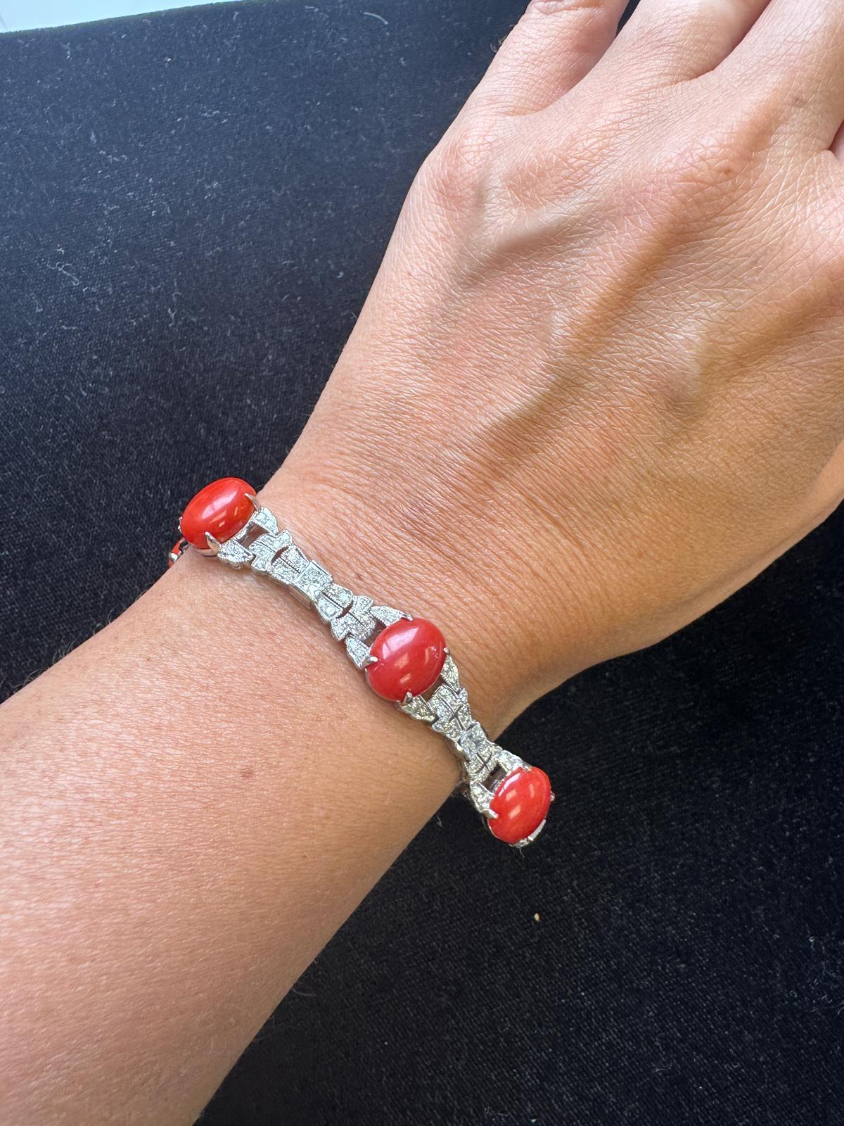 Bracciale con diamanti e corallo in oro bianco 18 carati in vendita 1