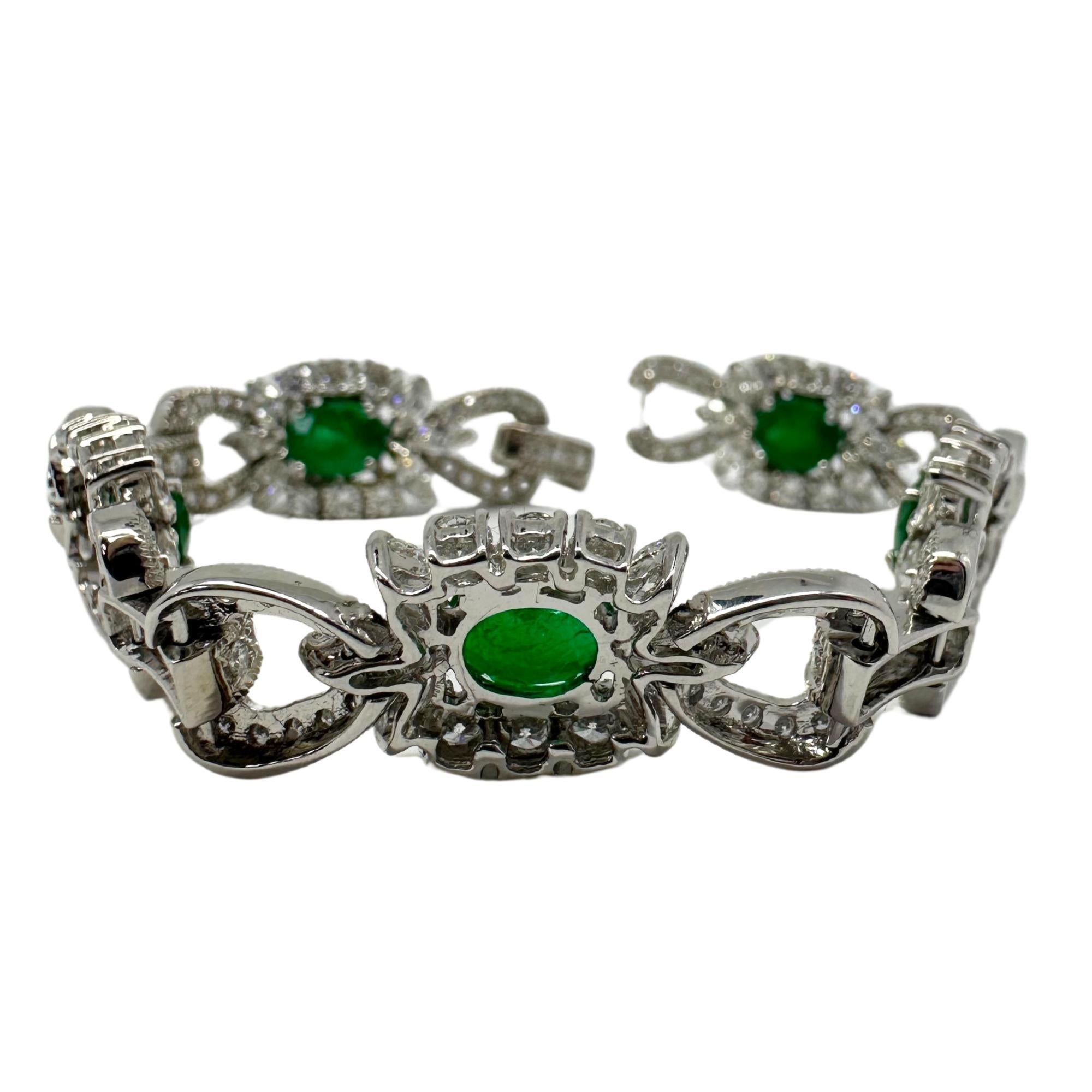 Bracelet en or blanc 18K avec diamants et émeraudes en vente 5