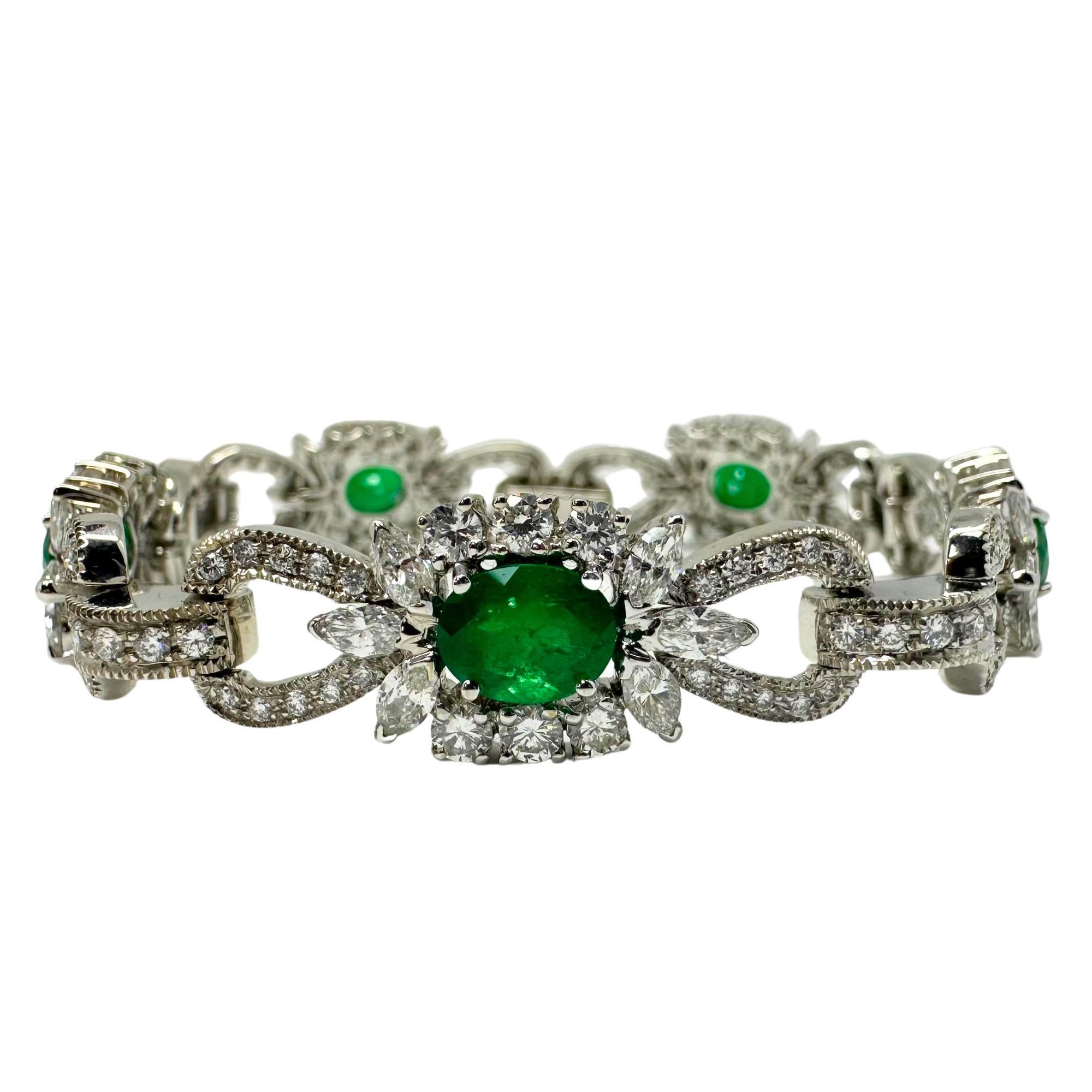 Whitingante et sophistiquée, cette gourmette en or blanc 18 carats met en valeur 5,52 carats de diamants brillants accentués par 3,97 carats d'émeraudes richement colorées. Mesurant 6,75 pouces de long, c'est une pièce raffinée à la présence