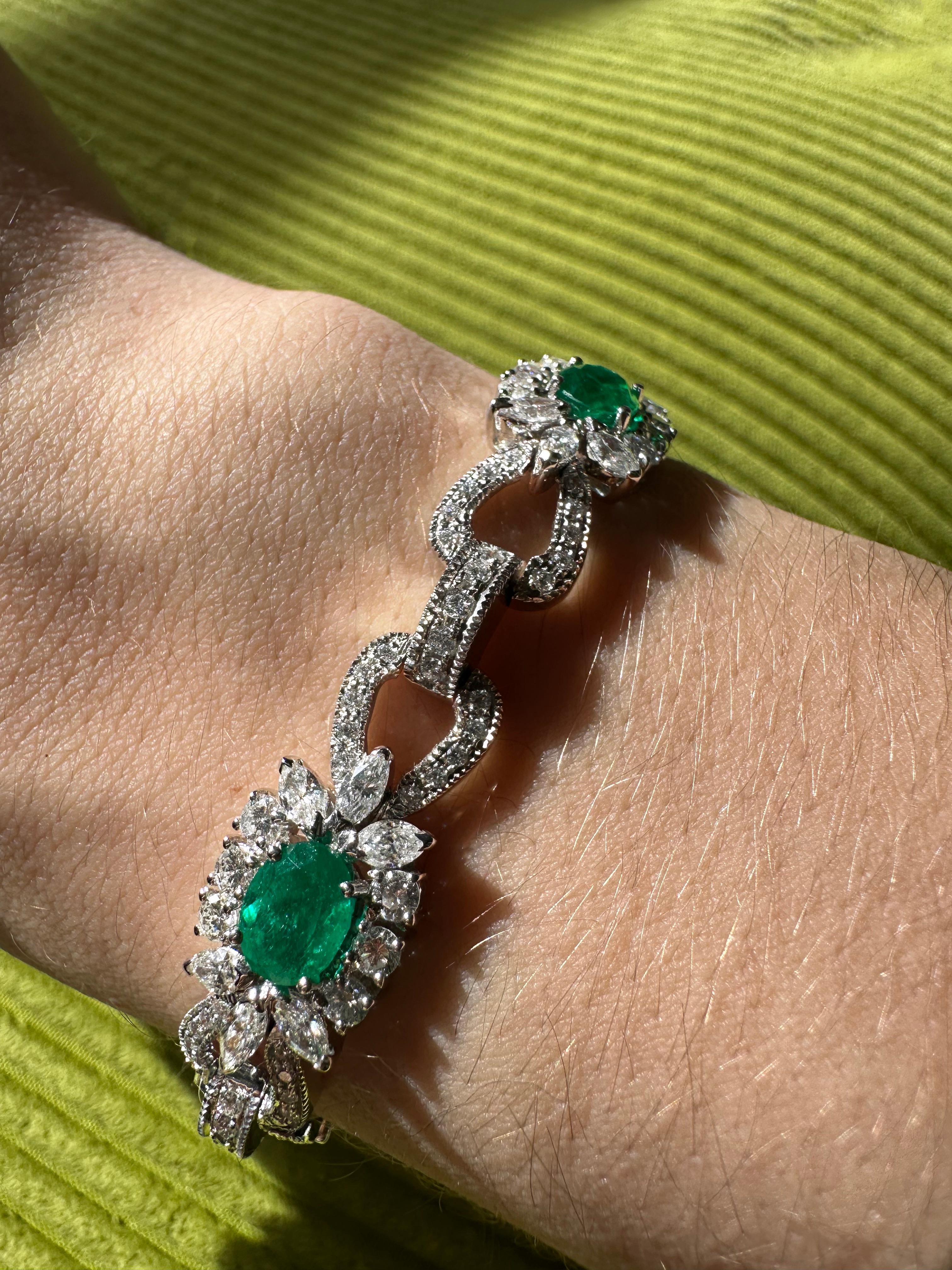 Taille ovale Bracelet en or blanc 18K avec diamants et émeraudes en vente