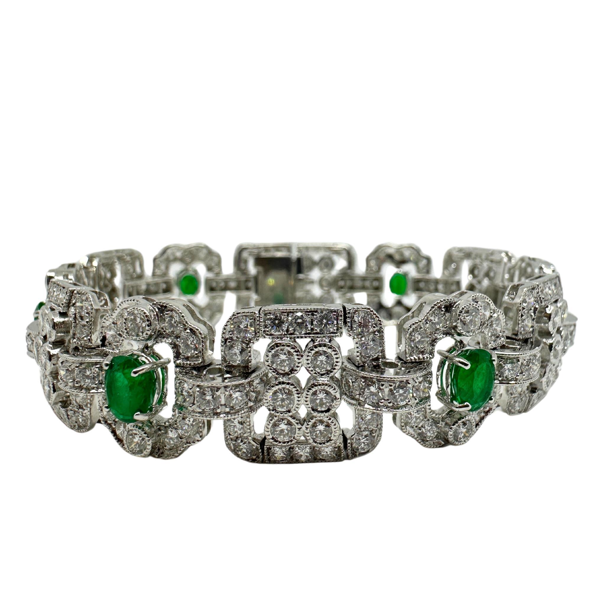 Taille ronde Bracelet en or blanc 18K avec diamants et émeraudes en vente