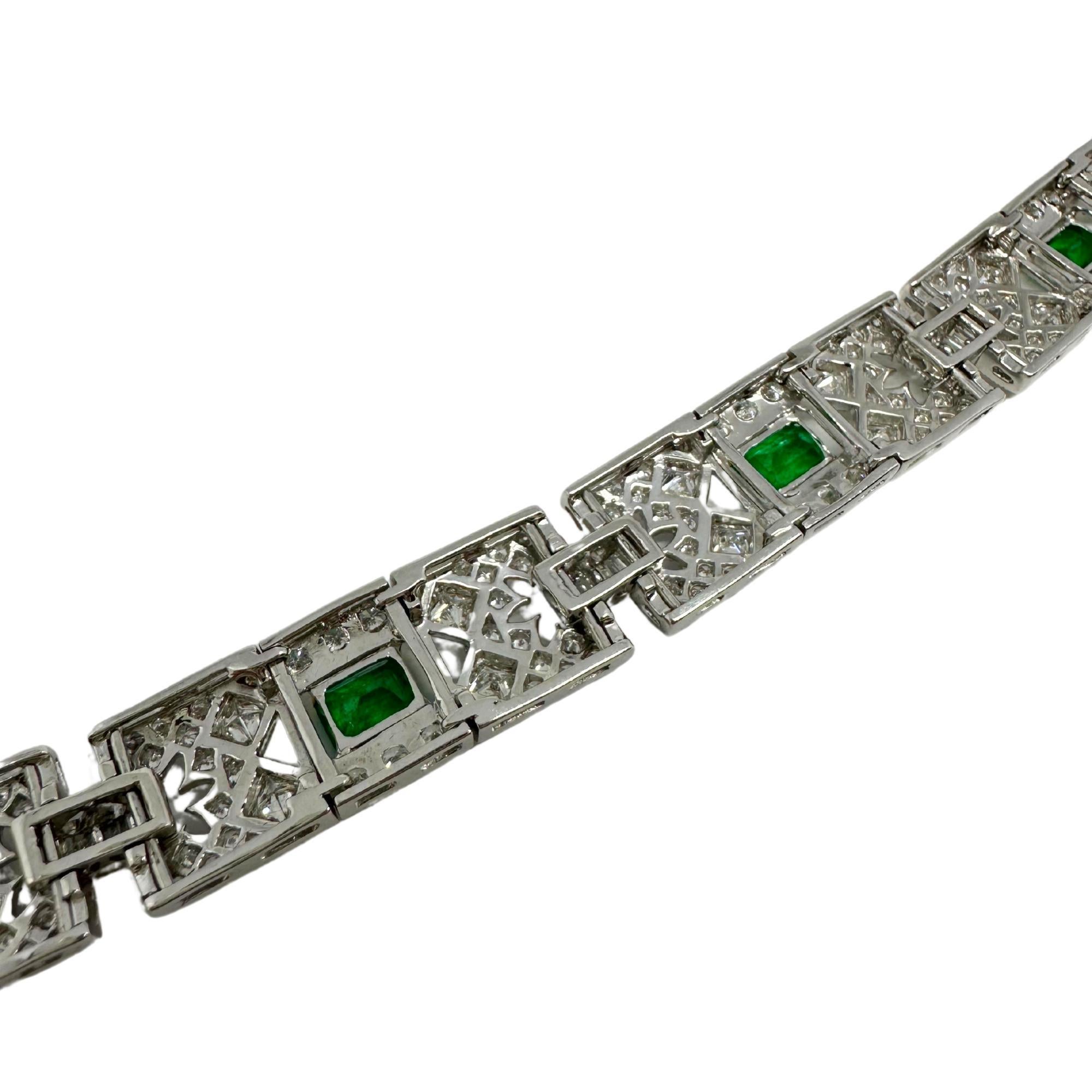 18K White Gold Diamond and Emerald Bracelet In Good Condition For Sale In New York, NY
