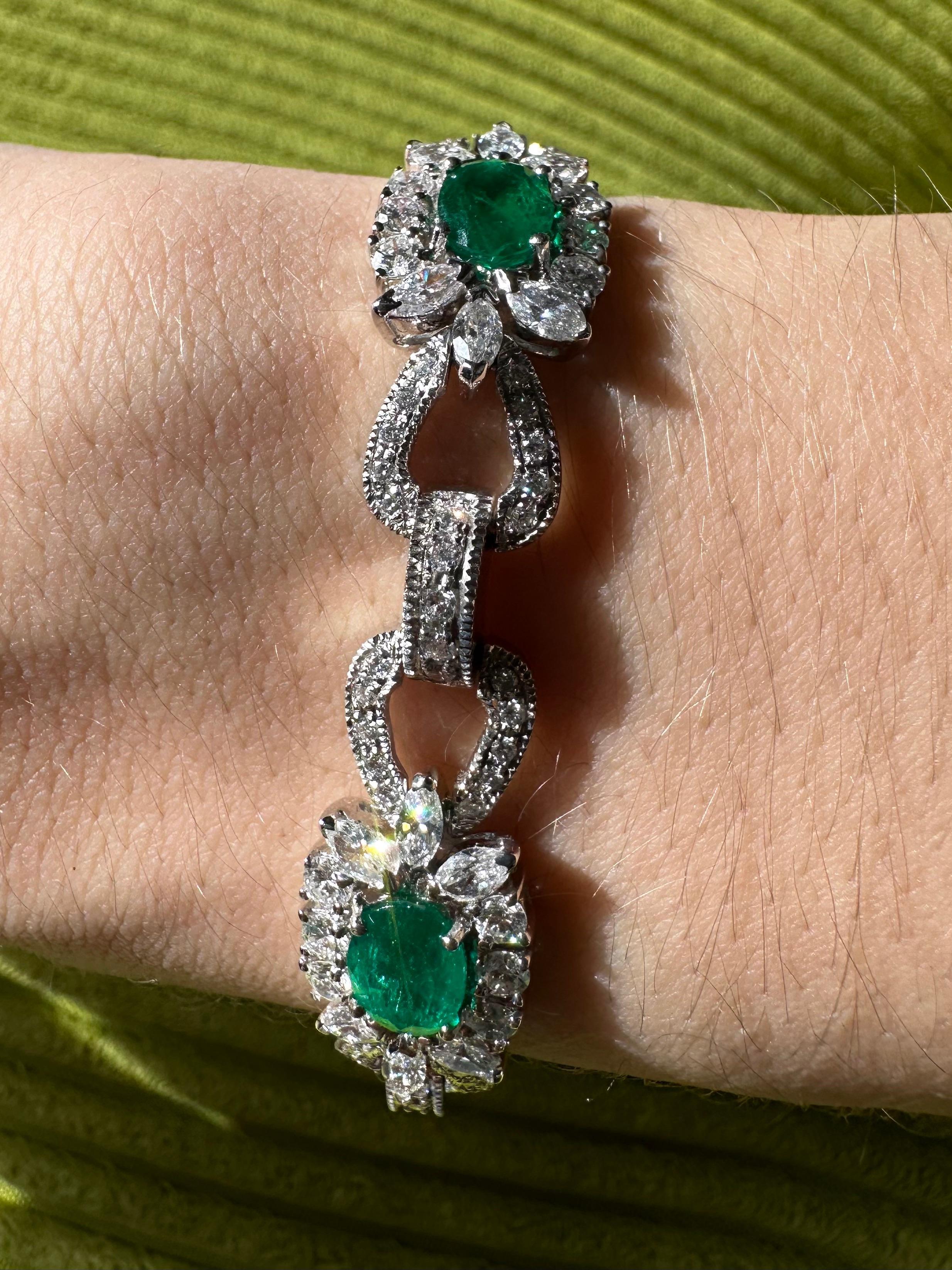 Bracelet en or blanc 18K avec diamants et émeraudes Bon état - En vente à New York, NY