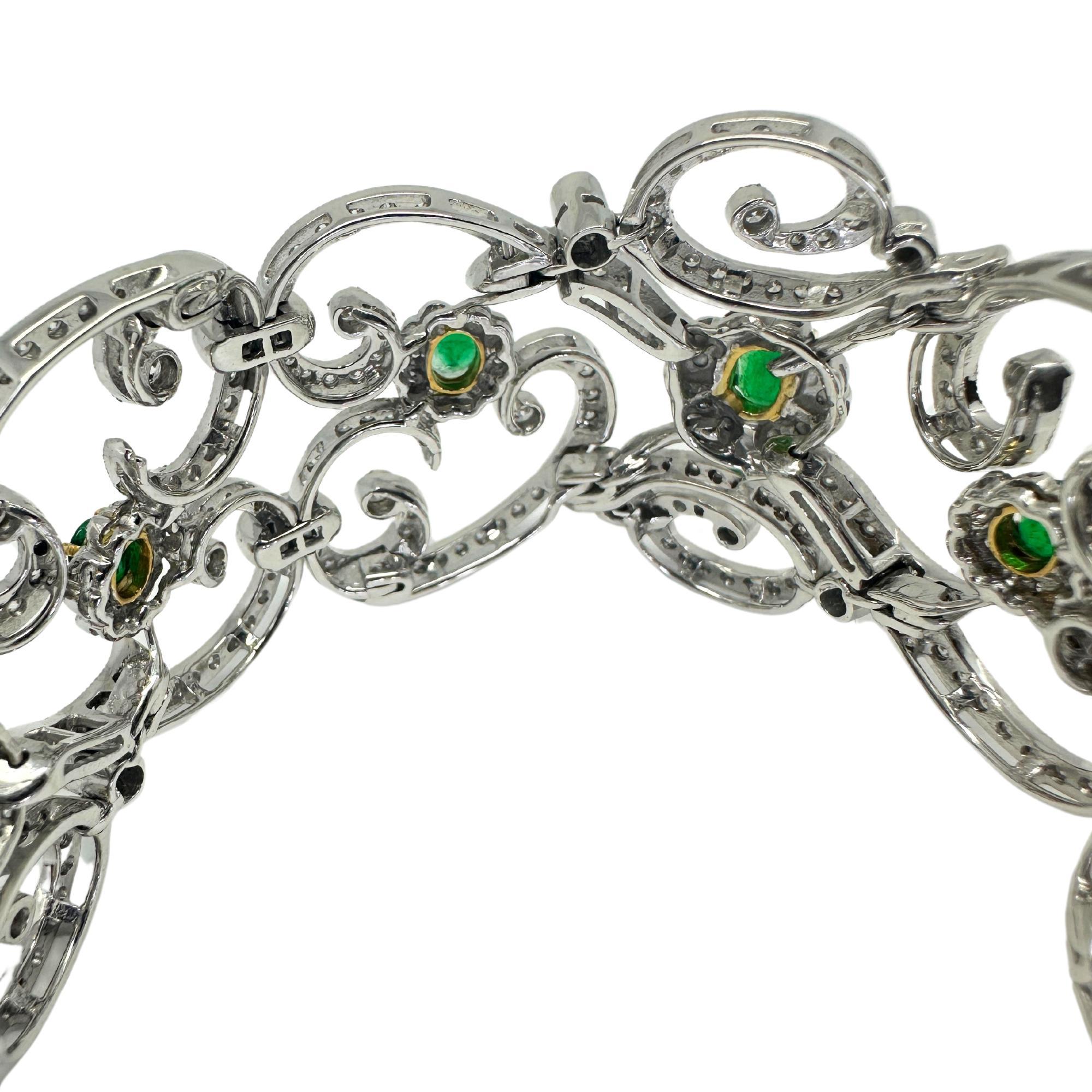 18K White Gold Diamond and Emerald Bracelet In Good Condition For Sale In New York, NY