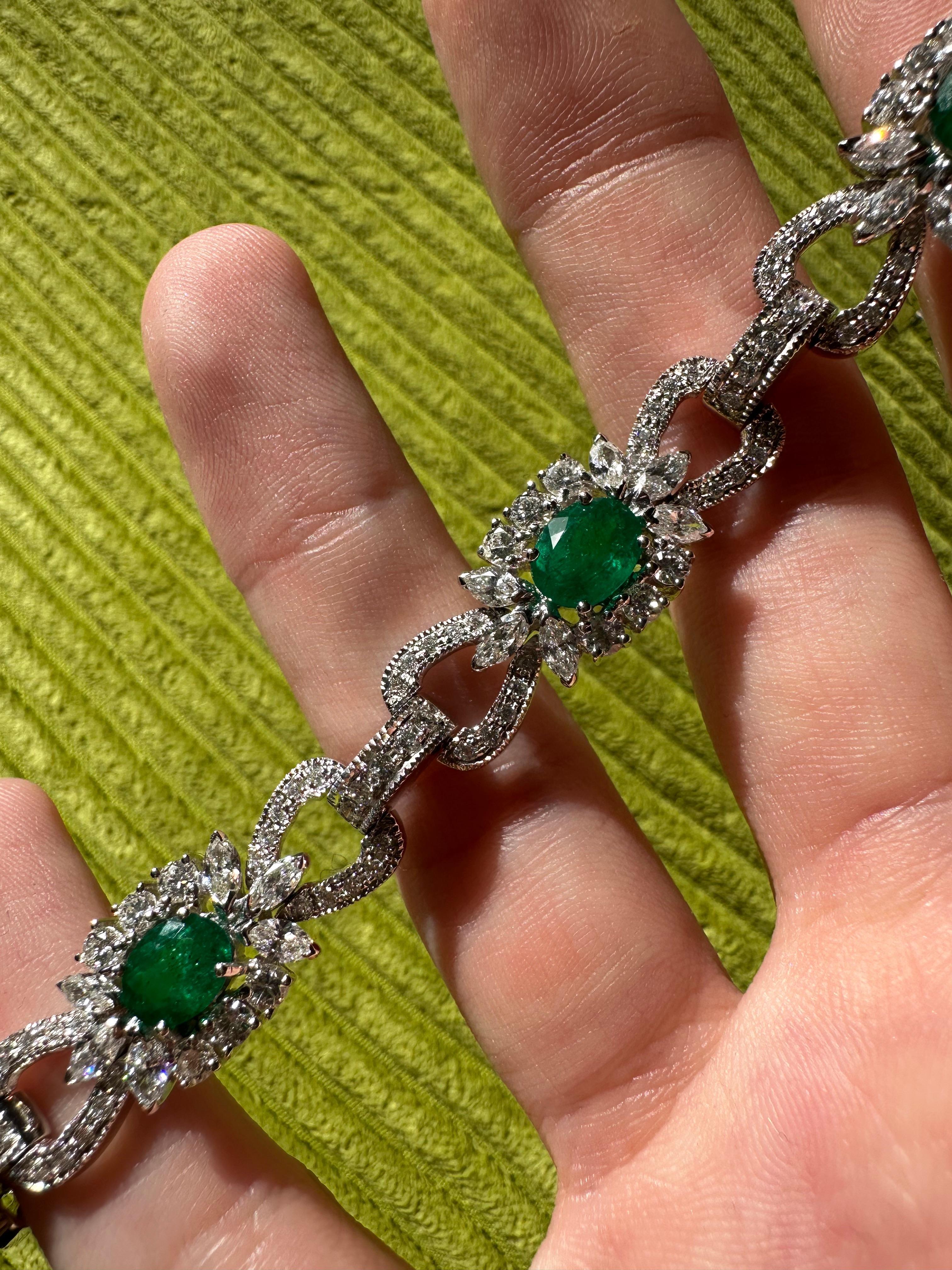 Bracelet en or blanc 18K avec diamants et émeraudes en vente 1