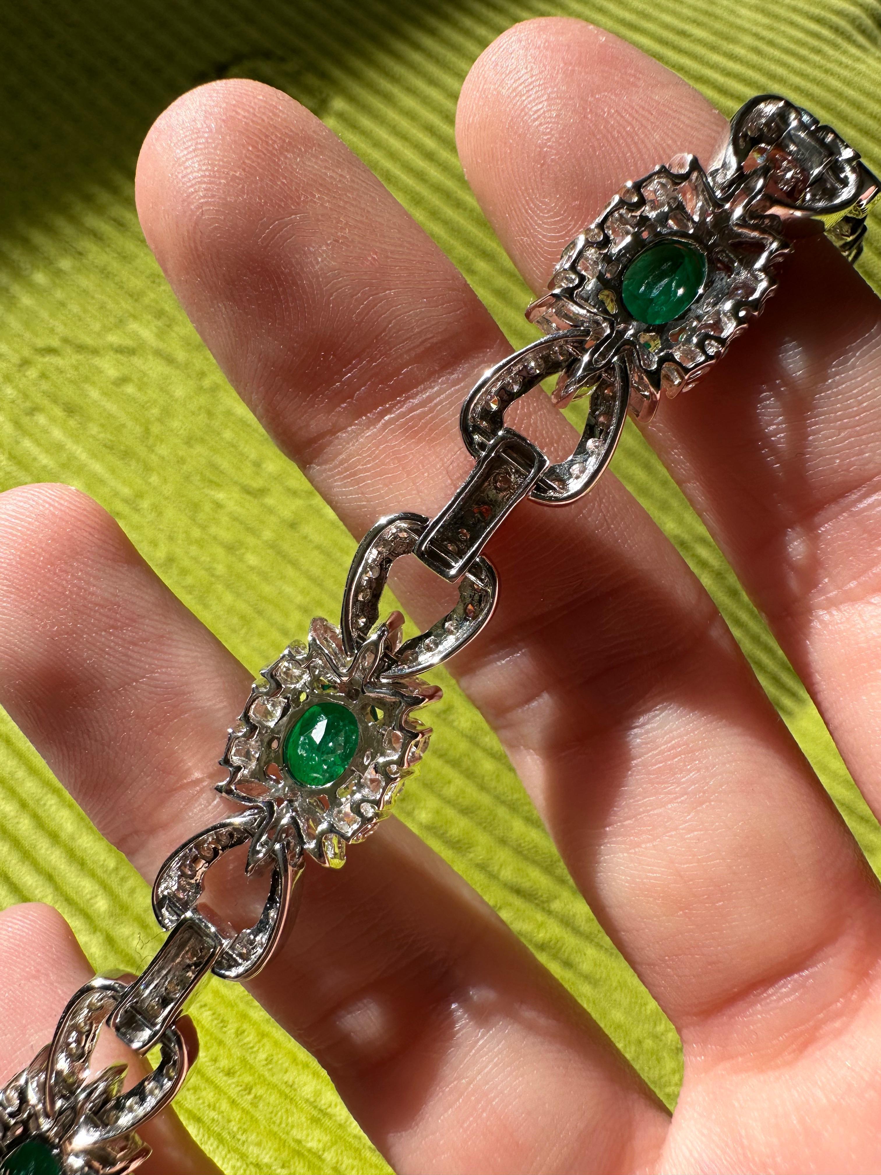 Bracelet en or blanc 18K avec diamants et émeraudes en vente 2