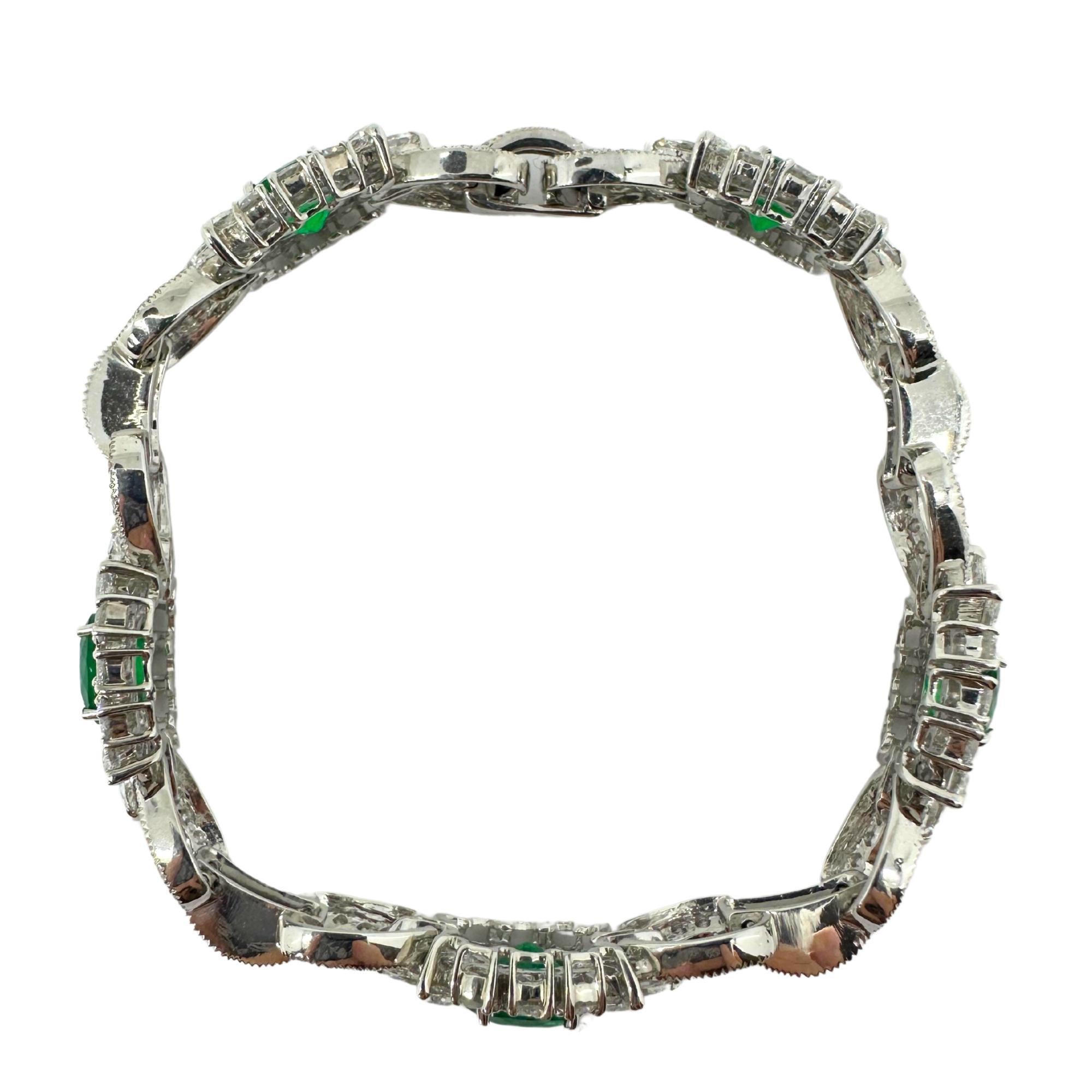 Bracelet en or blanc 18K avec diamants et émeraudes en vente 4