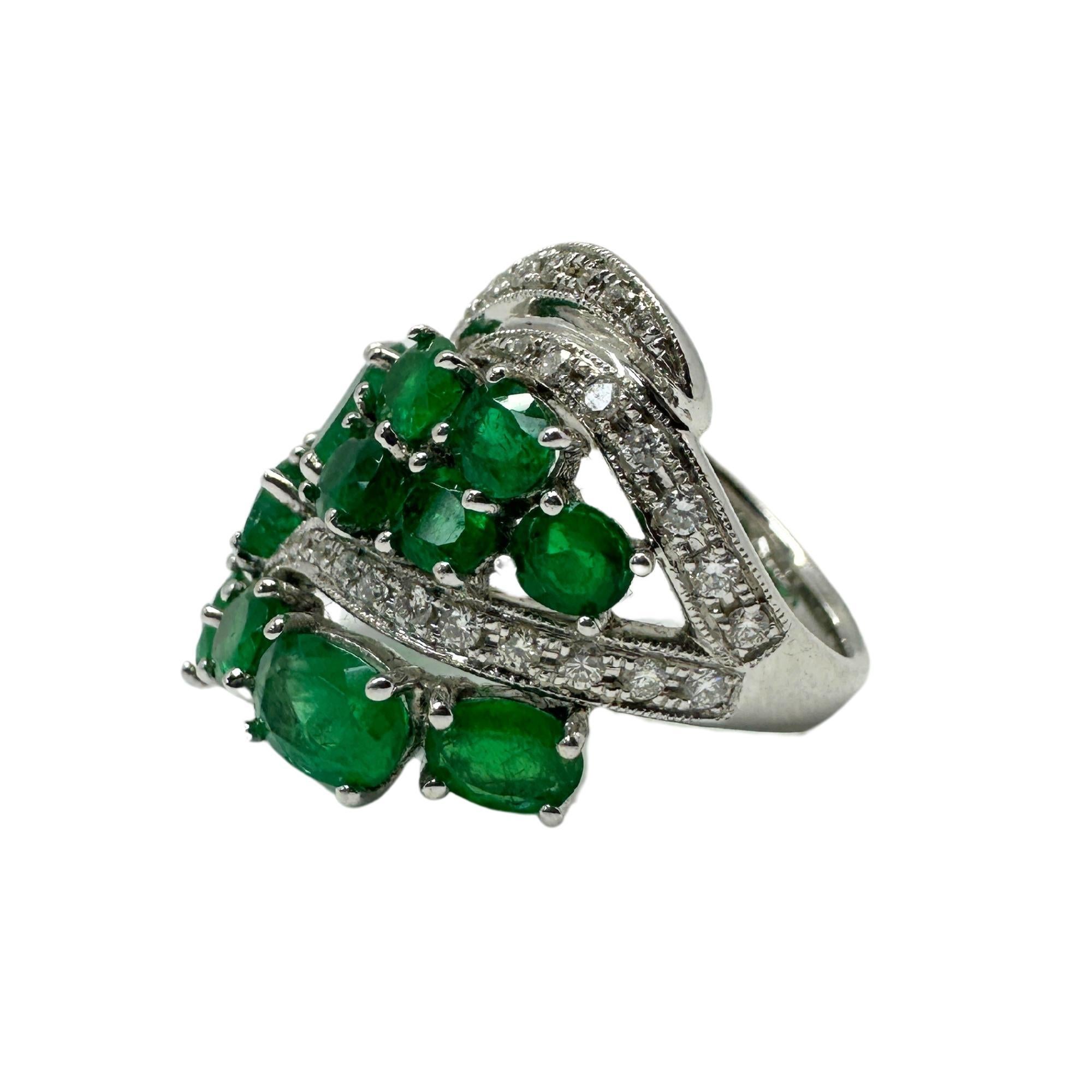 18k Weißgold Diamant und Smaragd Cocktail Ring
Zustand: In gutem Zustand mit leichten altersbedingten Oberflächenabnutzungen.
Ringgröße: 6.50
Markierungen: 