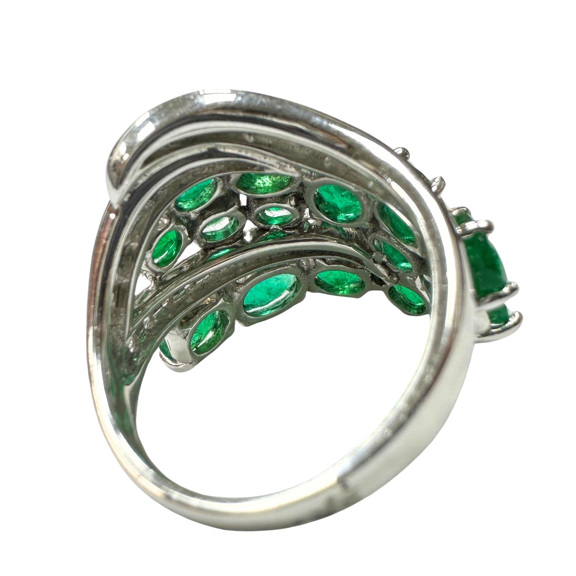 18k Weißgold Diamant und Smaragd Cocktail Ring (Moderne) im Angebot