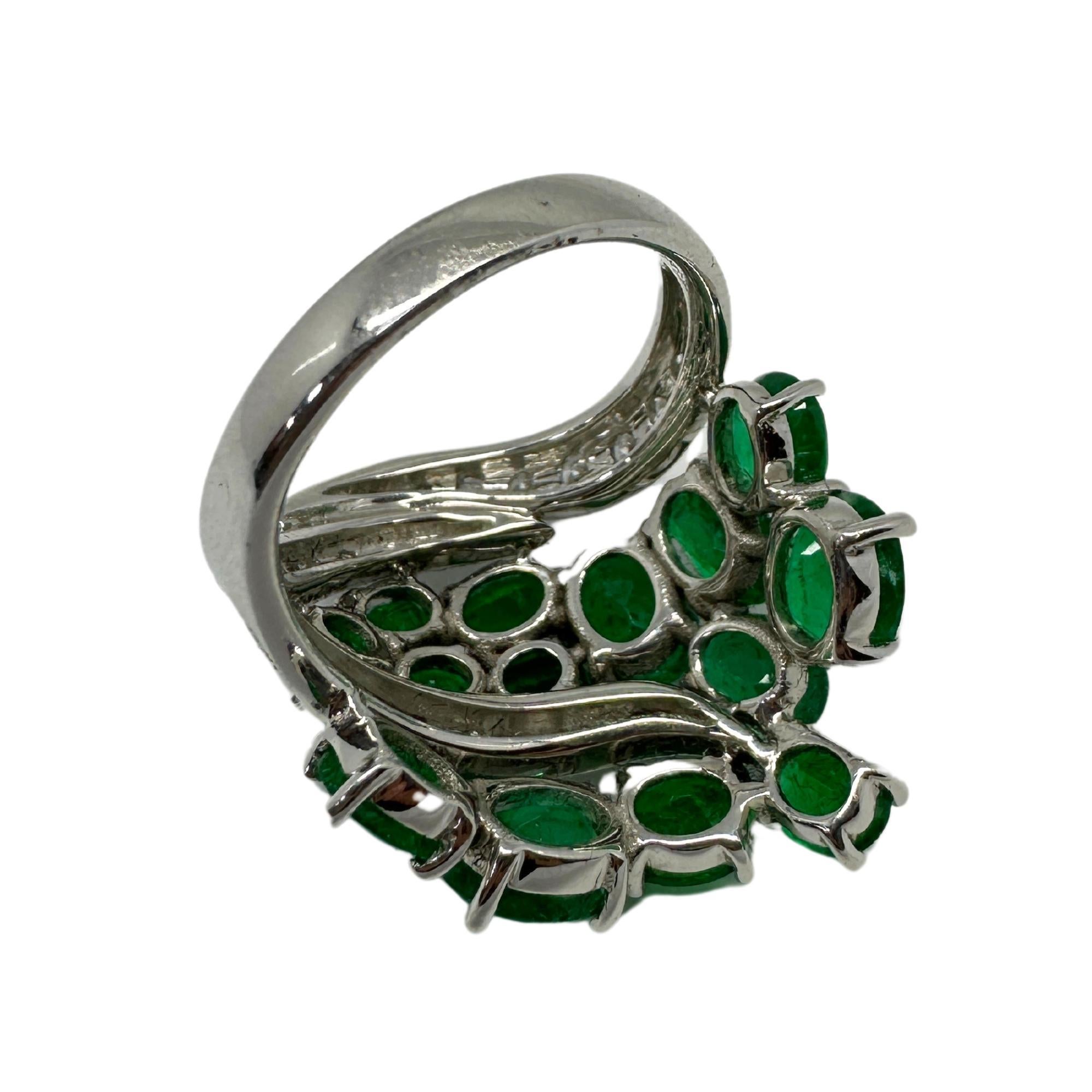 18k Weißgold Diamant und Smaragd Cocktail Ring (Rundschliff) im Angebot