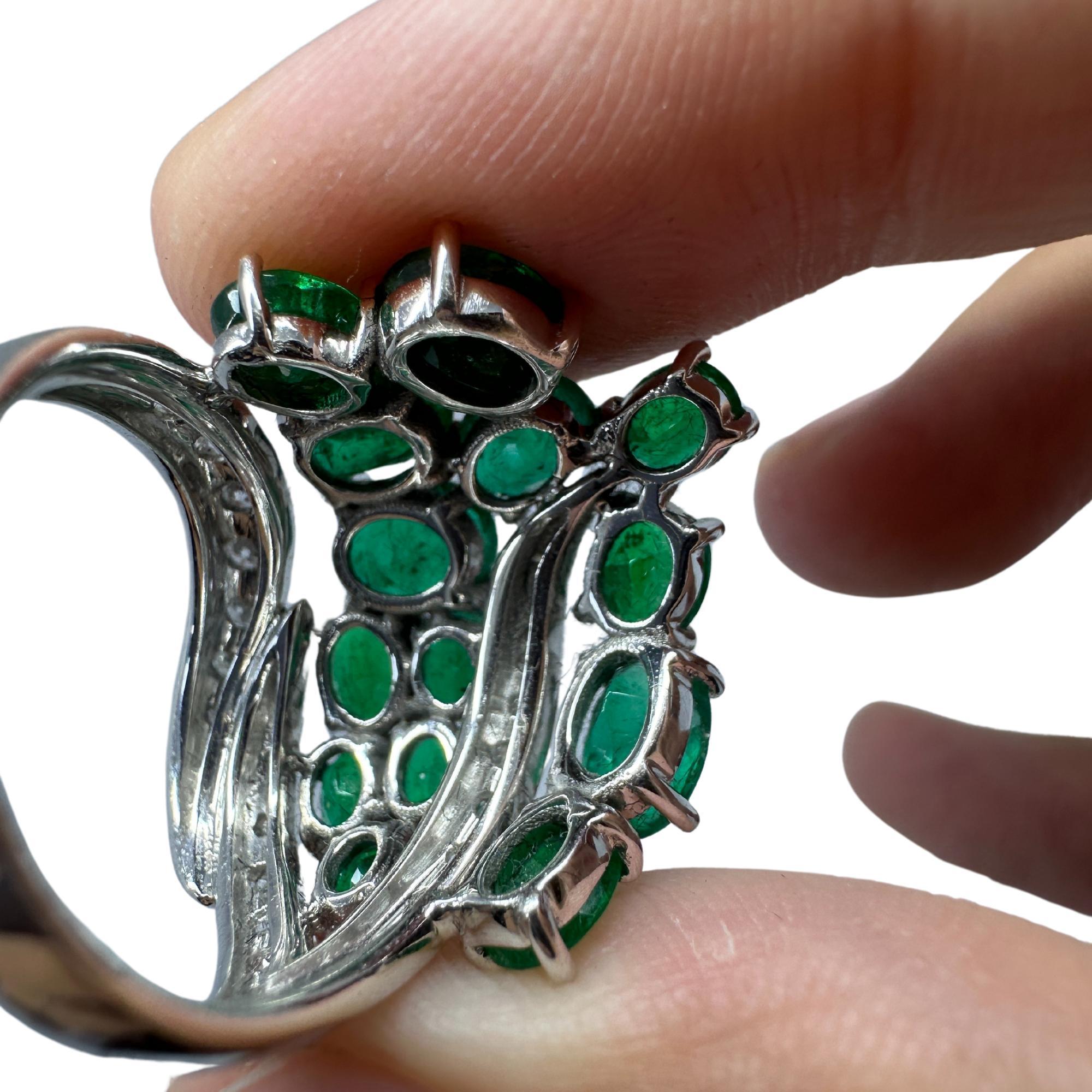 18k Weißgold Diamant und Smaragd Cocktail Ring im Zustand „Gut“ im Angebot in New York, NY