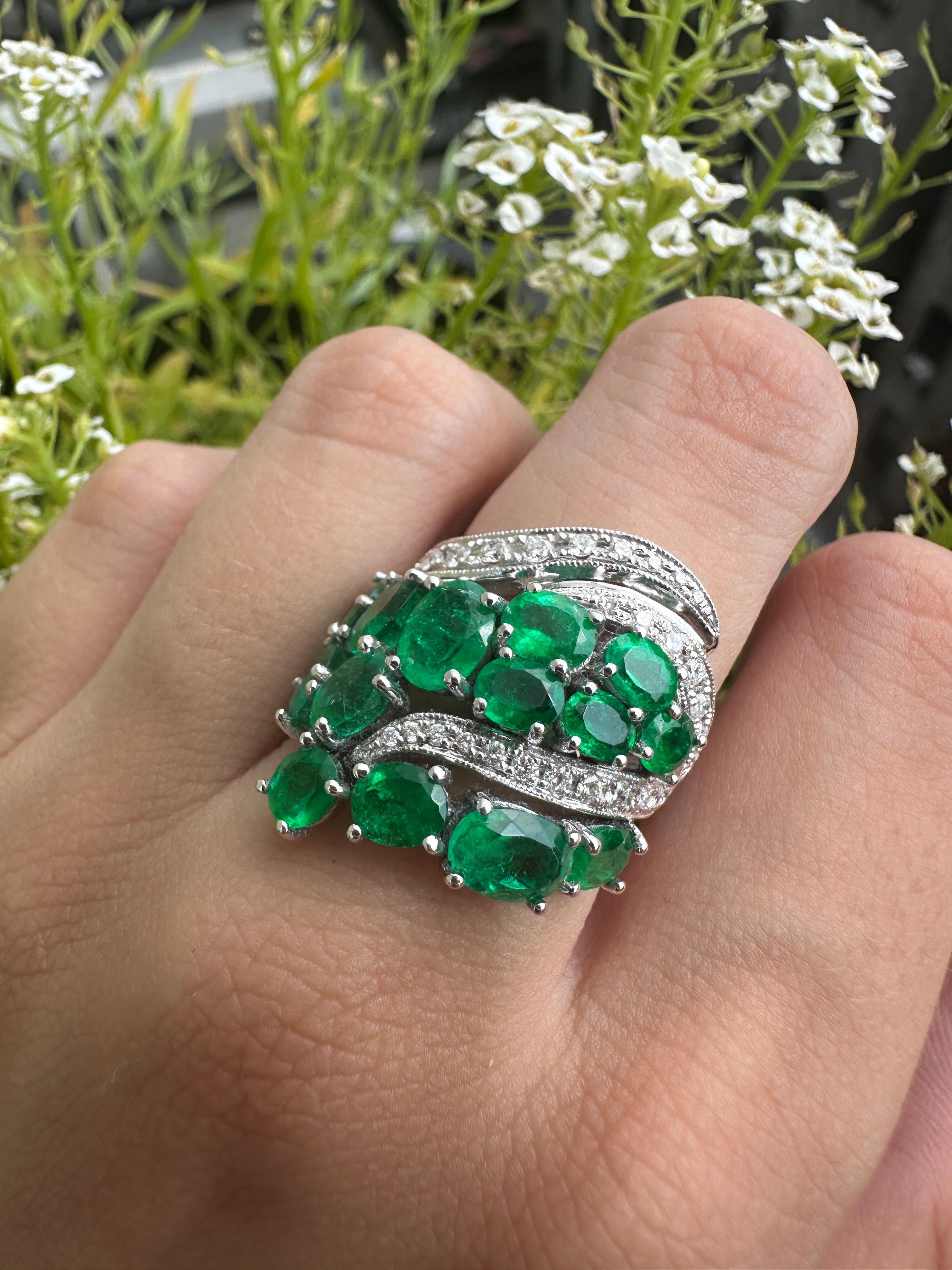 18k Weißgold Diamant und Smaragd Cocktail Ring im Angebot 1