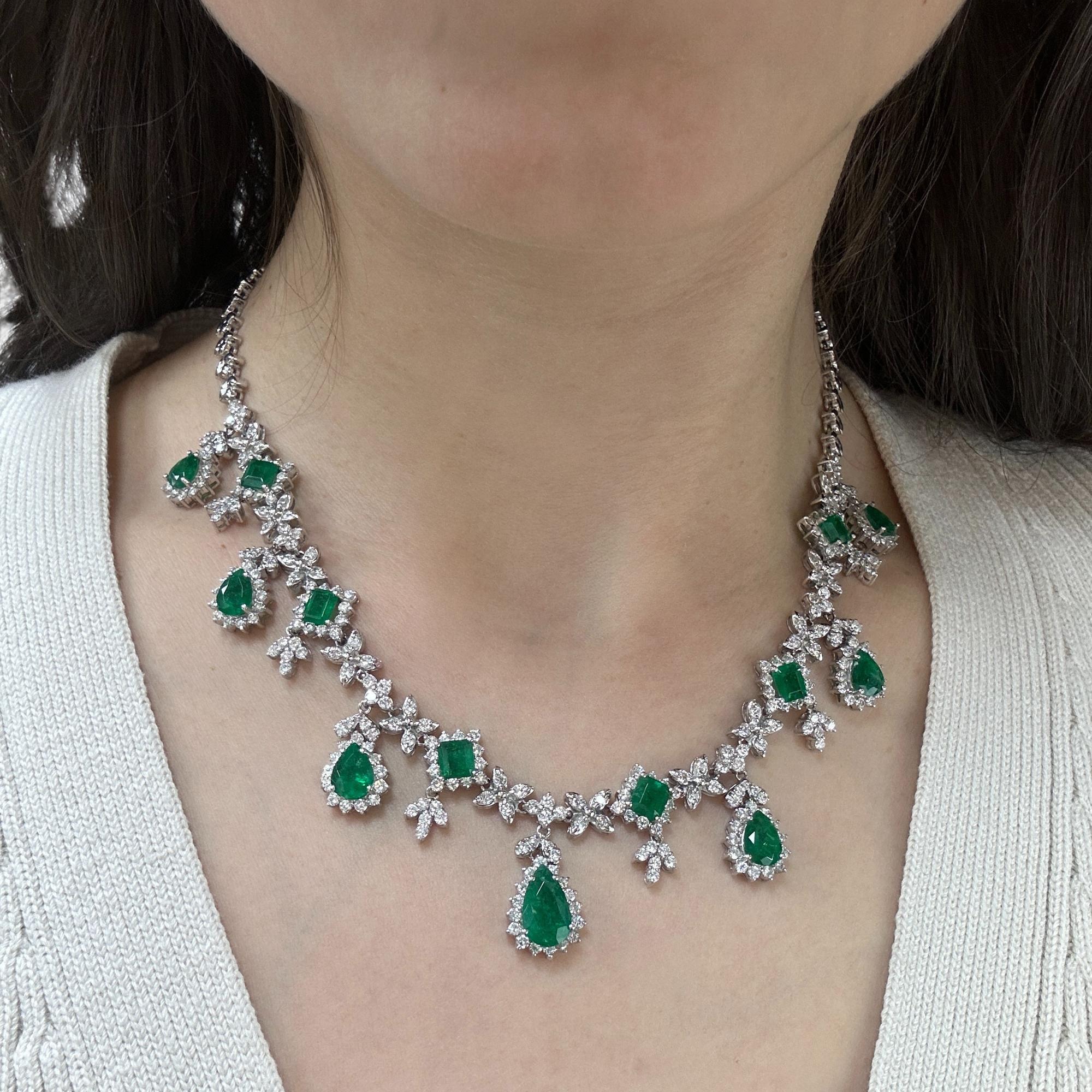 Collana in oro bianco 18K con diamanti, smeraldi e smeraldi taglio pera
Condit: In buone condizioni, con qualche lieve usura superficiale dovuta all'età.
Lunghezza: 16,50 pollici
Marcature: 