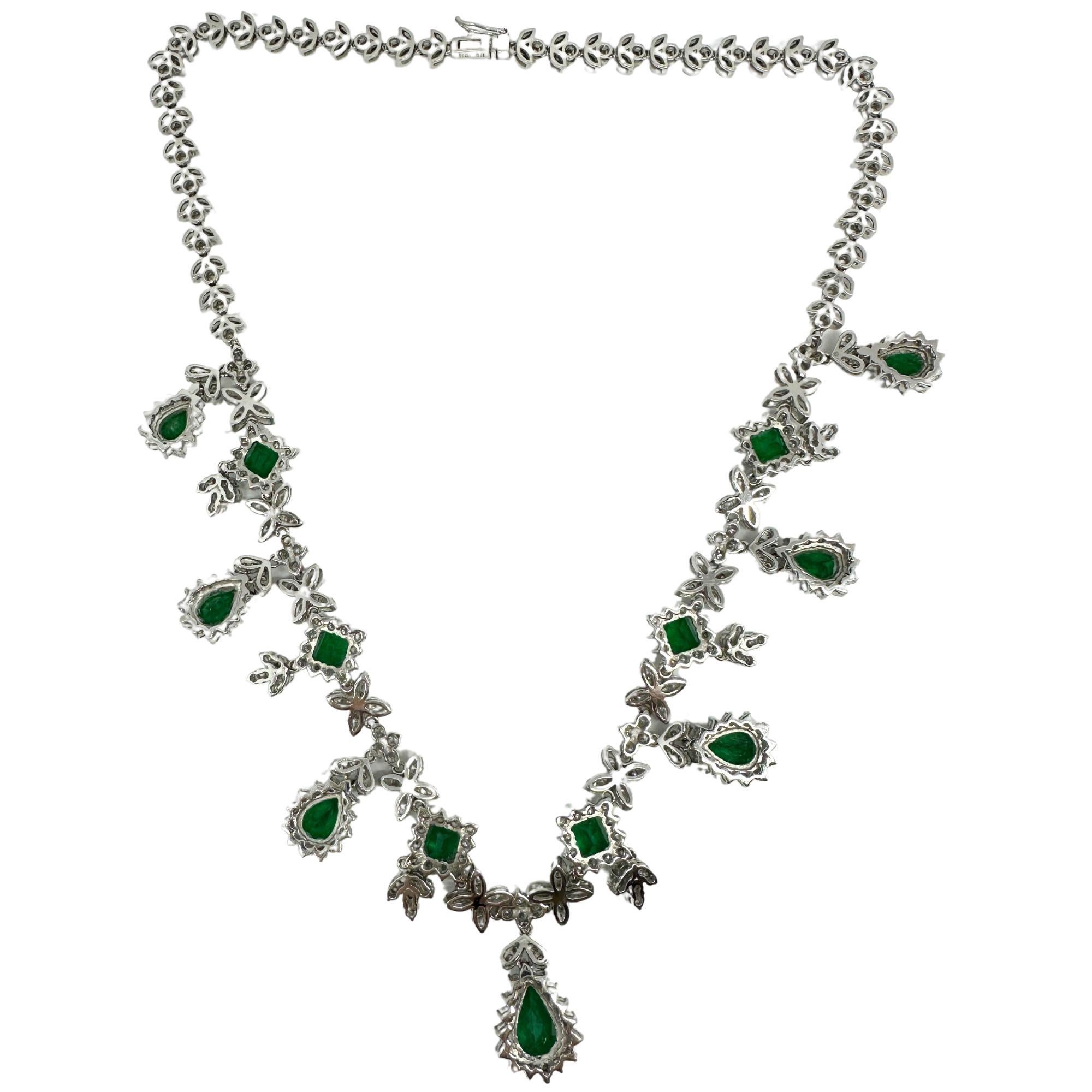 Taglio misto Collana in oro bianco 18K con diamanti, smeraldi e smeraldi taglio pera in vendita