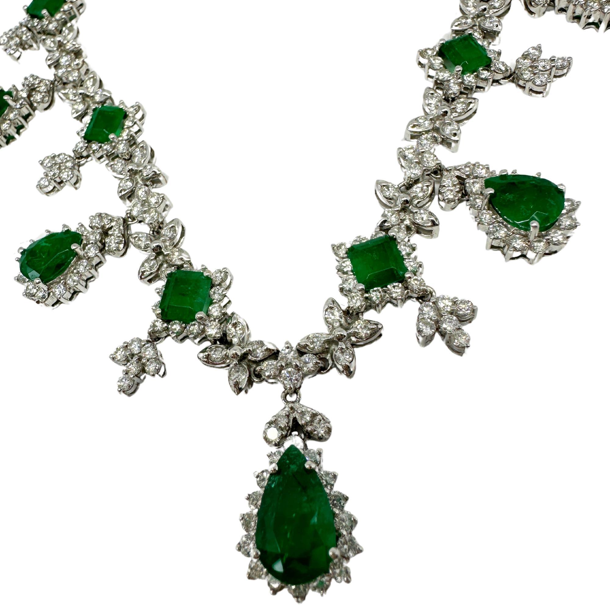 Collana in oro bianco 18K con diamanti, smeraldi e smeraldi taglio pera In condizioni buone in vendita a New York, NY