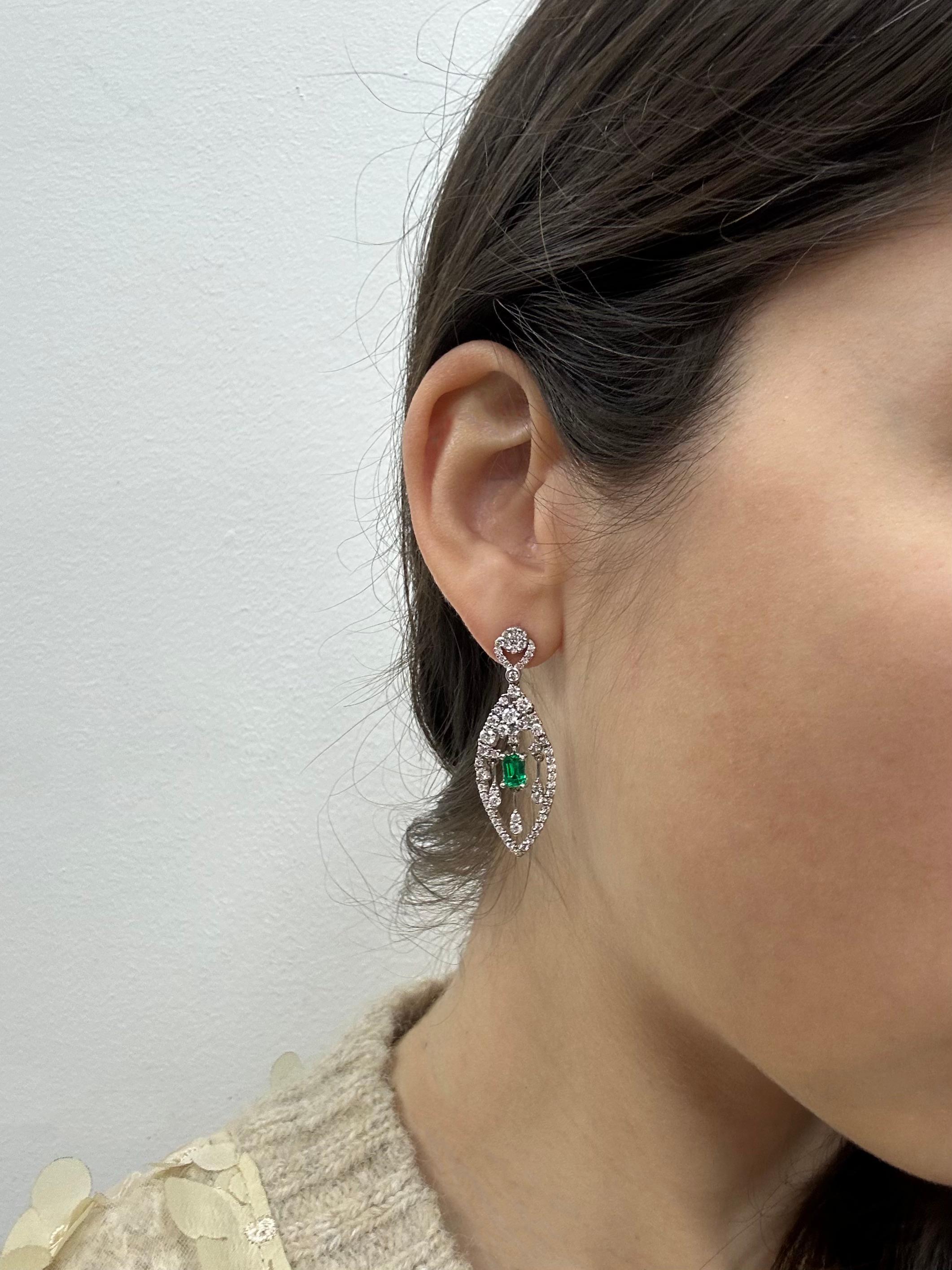 Orecchini a goccia con diamanti e smeraldi in oro bianco 18 carati
Condit: In buone condizioni, con qualche lieve usura superficiale dovuta all'età.
Lunghezza: 1,50 pollici
Larghezza: 0,50 pollici
Metallo: Oro bianco 18 carati
Peso: 9,40
