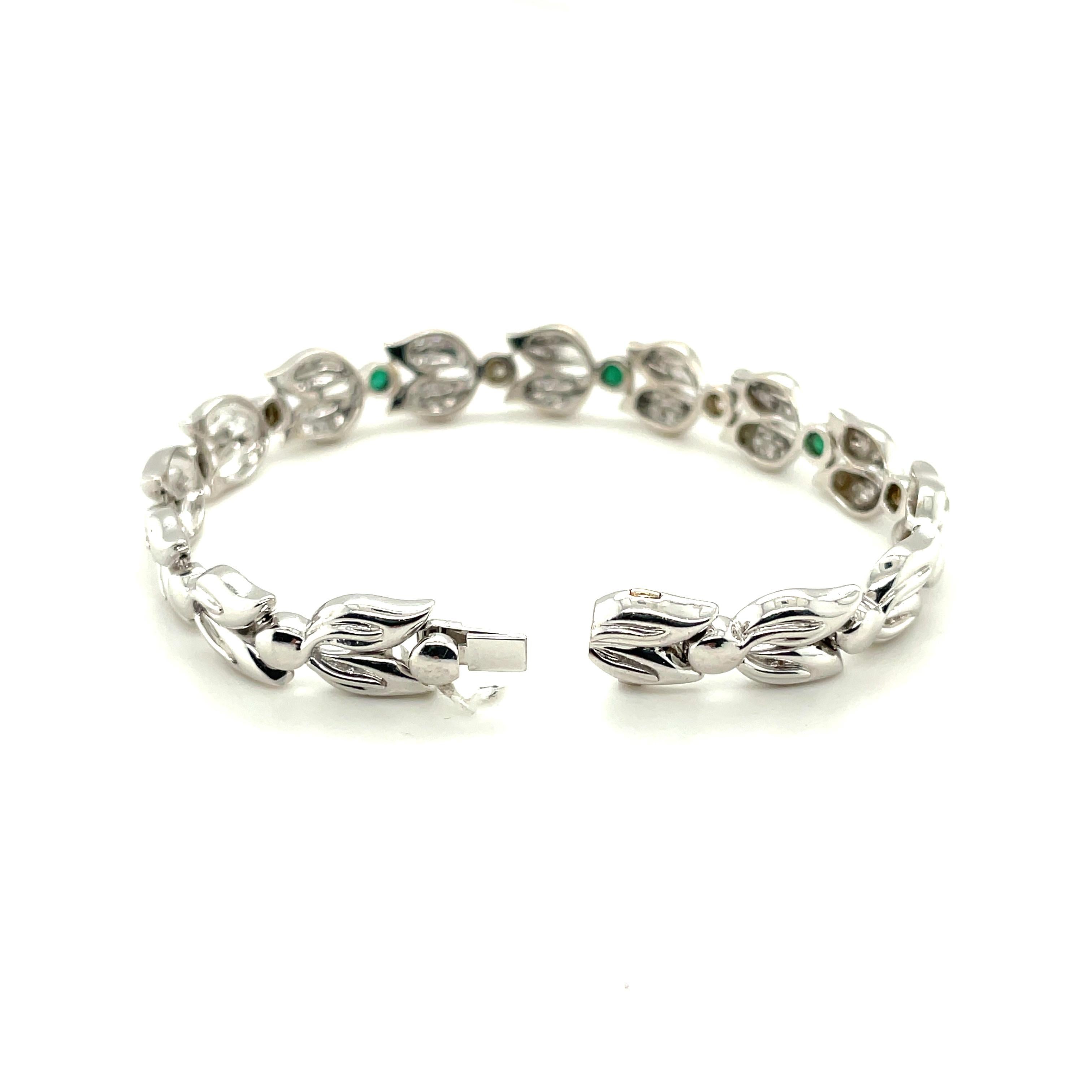18K White Gold Diamond and Emerald Floral Bracelet In Good Condition For Sale In New York, NY