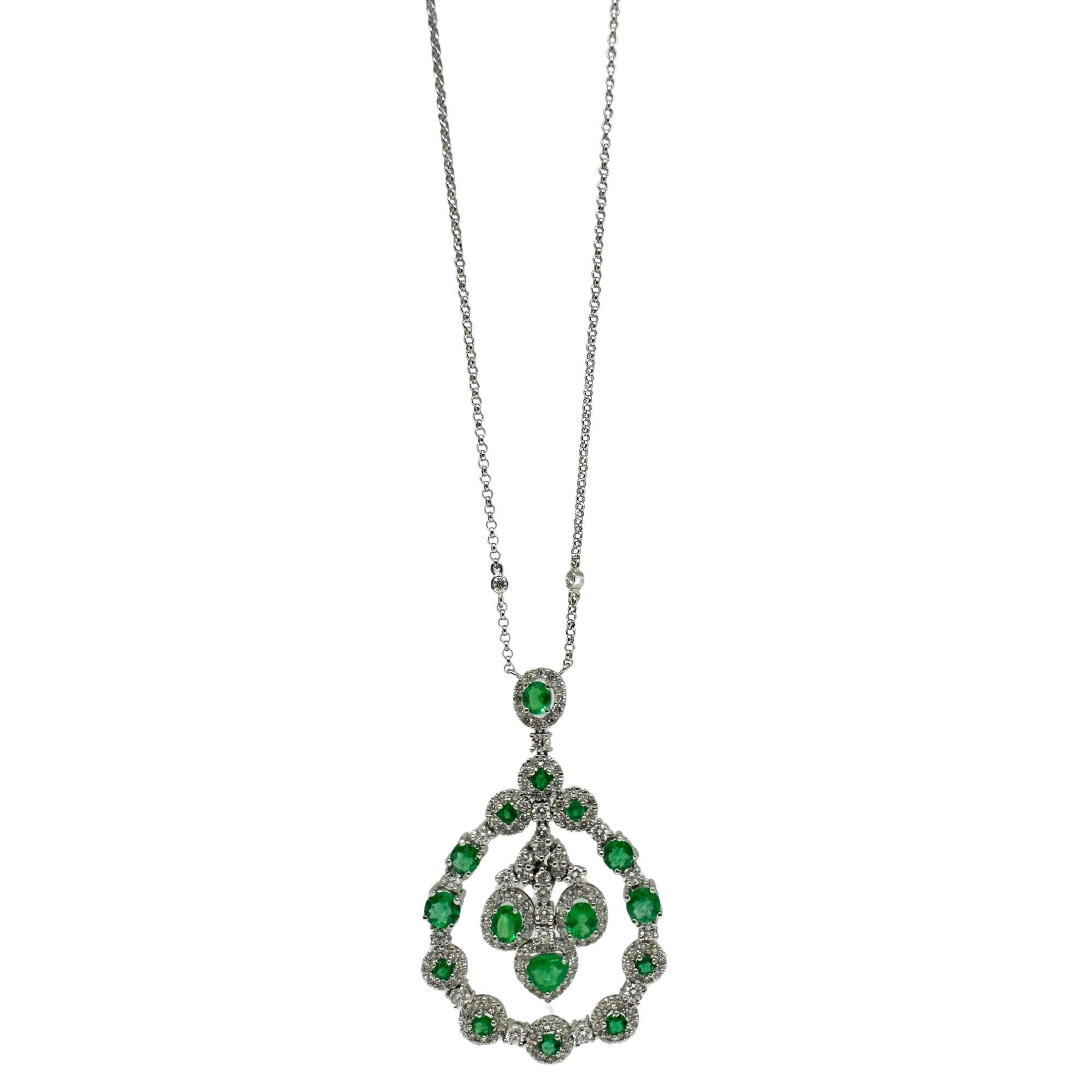 18K Weißgold Diamant und Smaragd Halo Kreis Anhänger Halskette
Zustand: In gutem Zustand mit leichten altersbedingten Oberflächenabnutzungen.
Kette: 16 Zoll
Anhänger: 2 Zoll lang, 1,25 Zoll breit
Metall: 18K Weißgold
Gewicht: 12.9 Gramm
Diamanten: