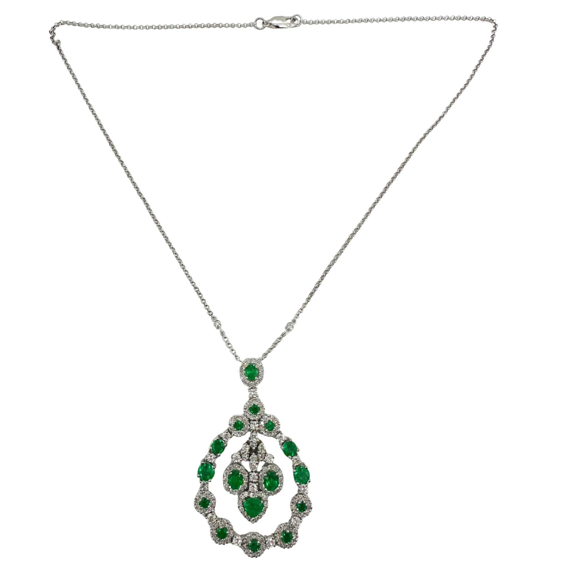 18K Weißgold Diamant und Smaragd Halo Kreis Anhänger Halskette (Gemischter Schliff) im Angebot
