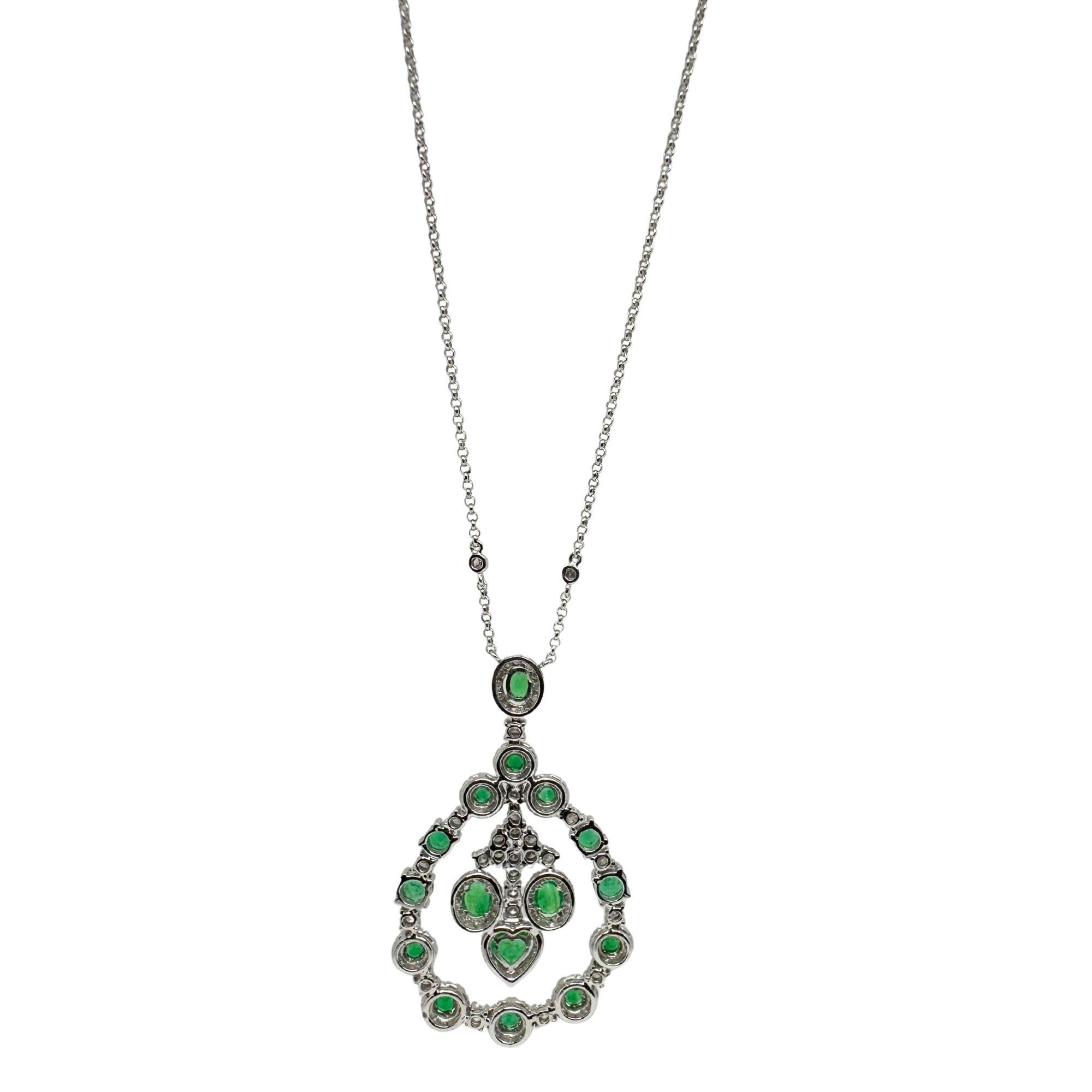 18K Weißgold Diamant und Smaragd Halo Kreis Anhänger Halskette im Zustand „Gut“ im Angebot in New York, NY
