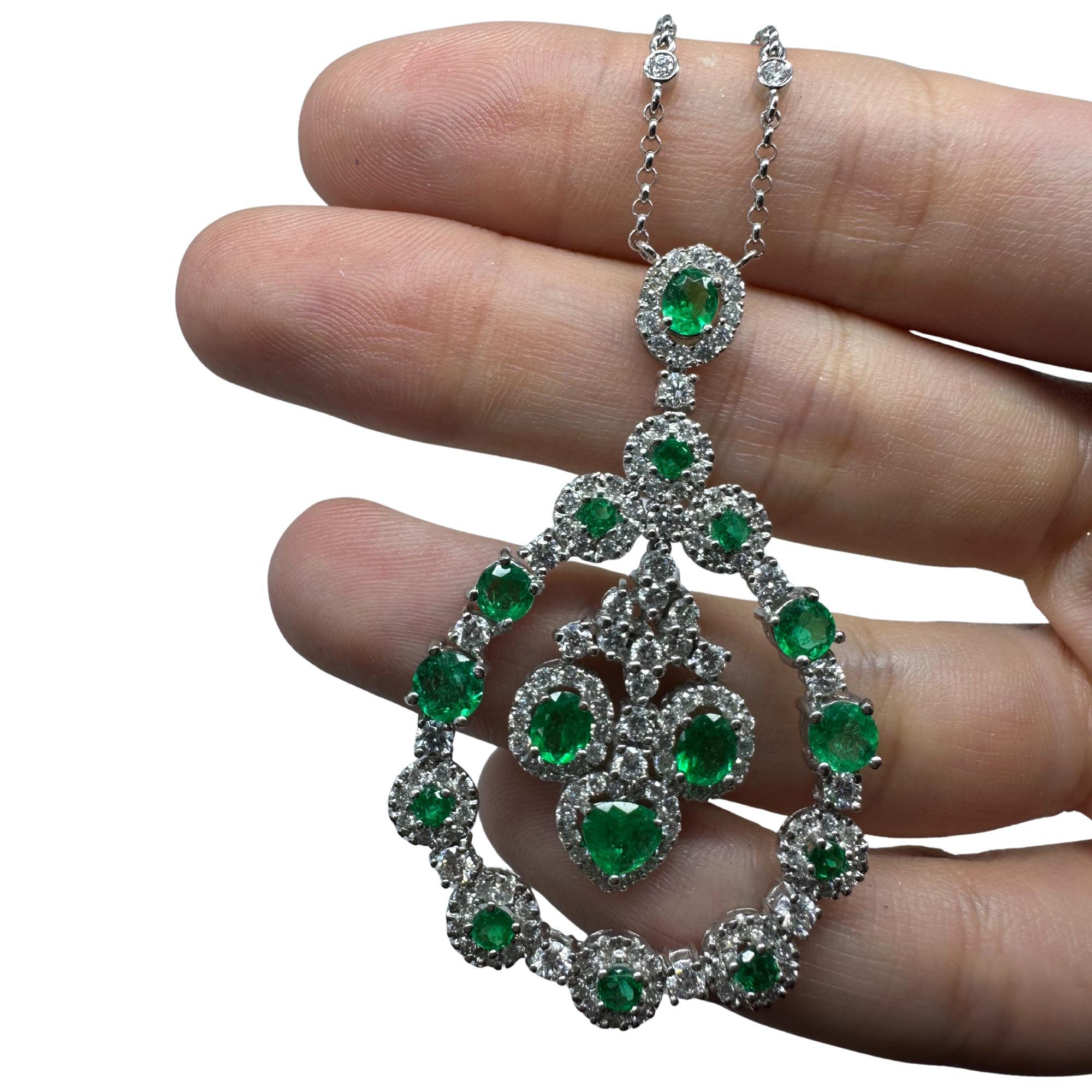 18K Weißgold Diamant und Smaragd Halo Kreis Anhänger Halskette im Angebot 1