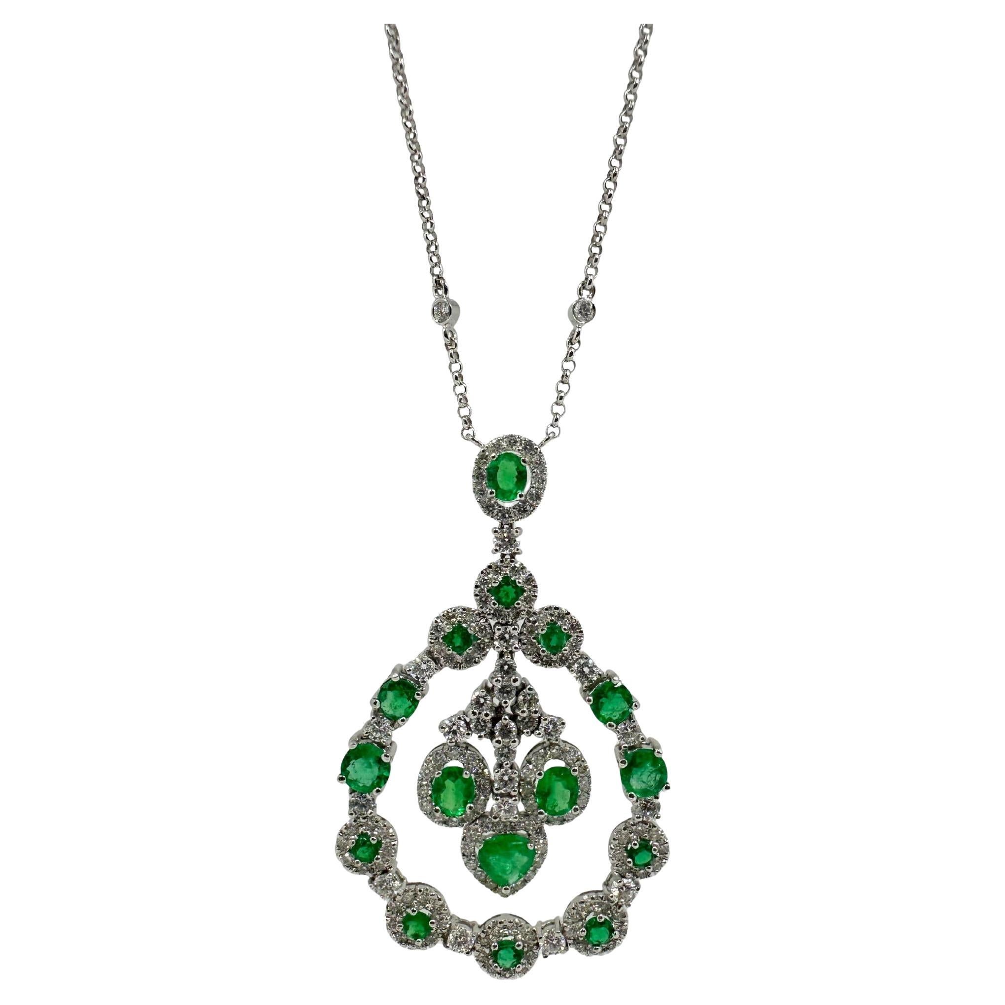 18K Weißgold Diamant und Smaragd Halo Kreis Anhänger Halskette im Angebot
