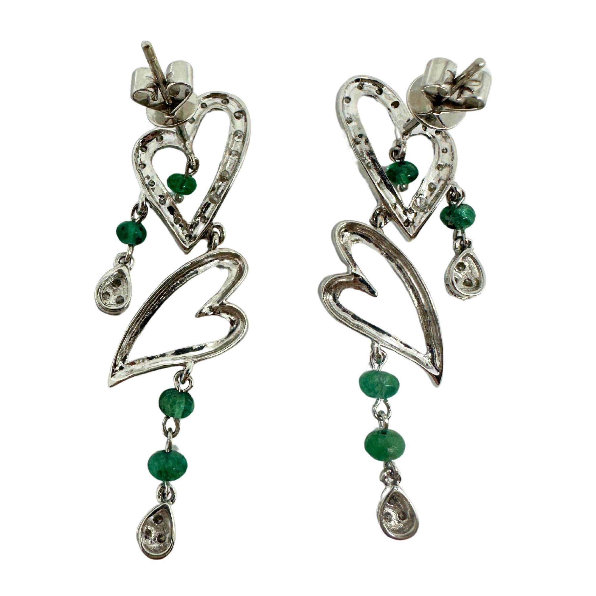 Orecchini a goccia con diamante e smeraldo in oro bianco 18k
Condit: In buone condizioni, con qualche lieve usura superficiale dovuta all'età.
Lunghezza: 1.5 pollici
Metallo: oro bianco 18k
Peso: 4.5 grammi
Diamante: 0,32 carati
Smeraldo: 1,81 carati