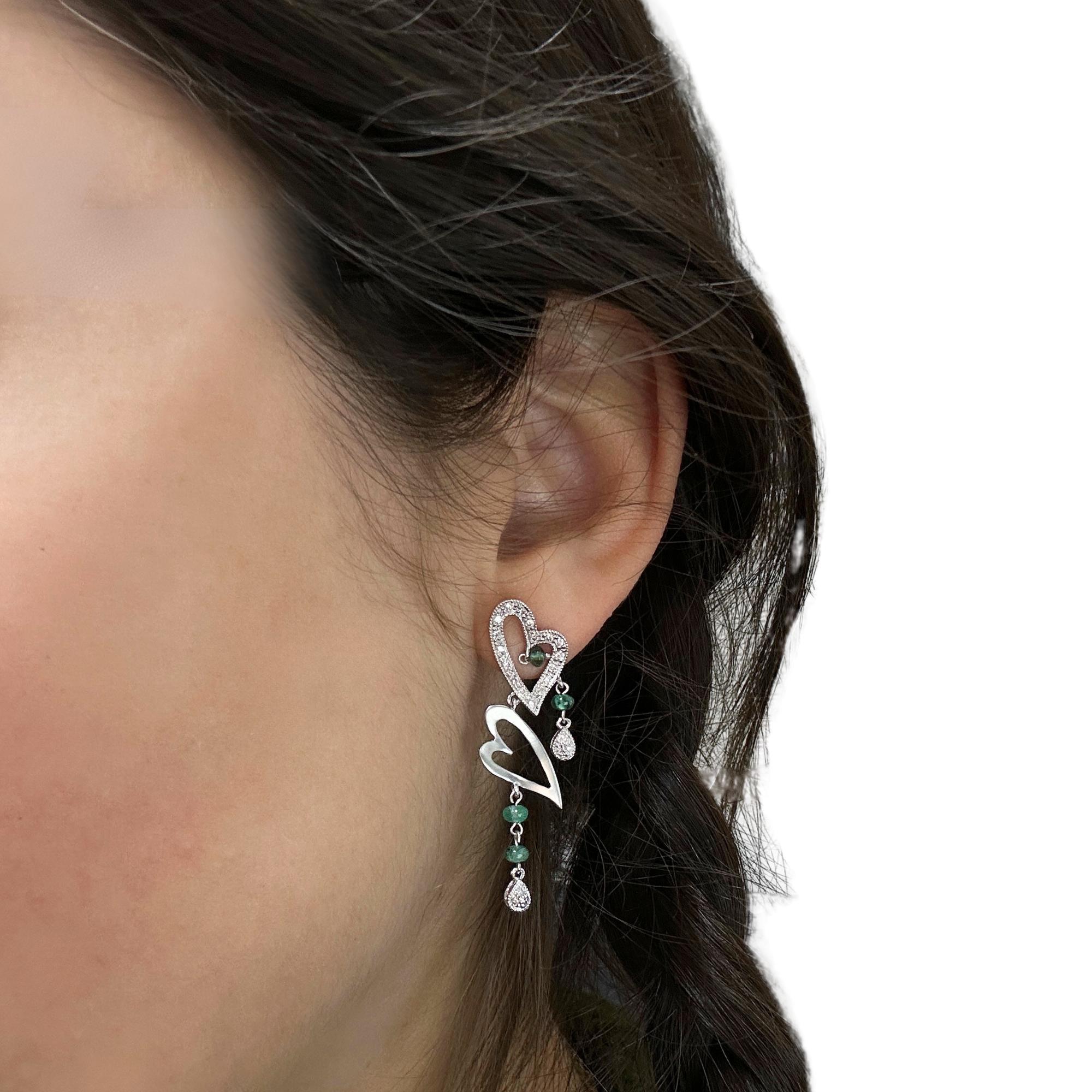 Orecchini a goccia con diamante e smeraldo in oro bianco 18k In condizioni buone in vendita a New York, NY