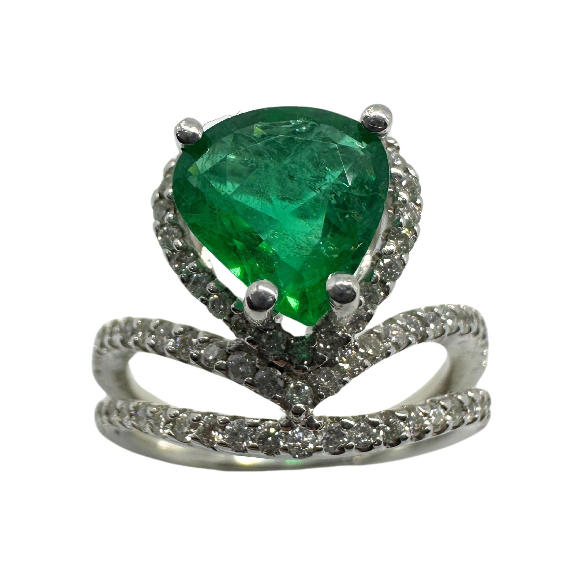 Moderne Bague en or blanc 18k avec diamant et émeraude en forme de coeur en vente