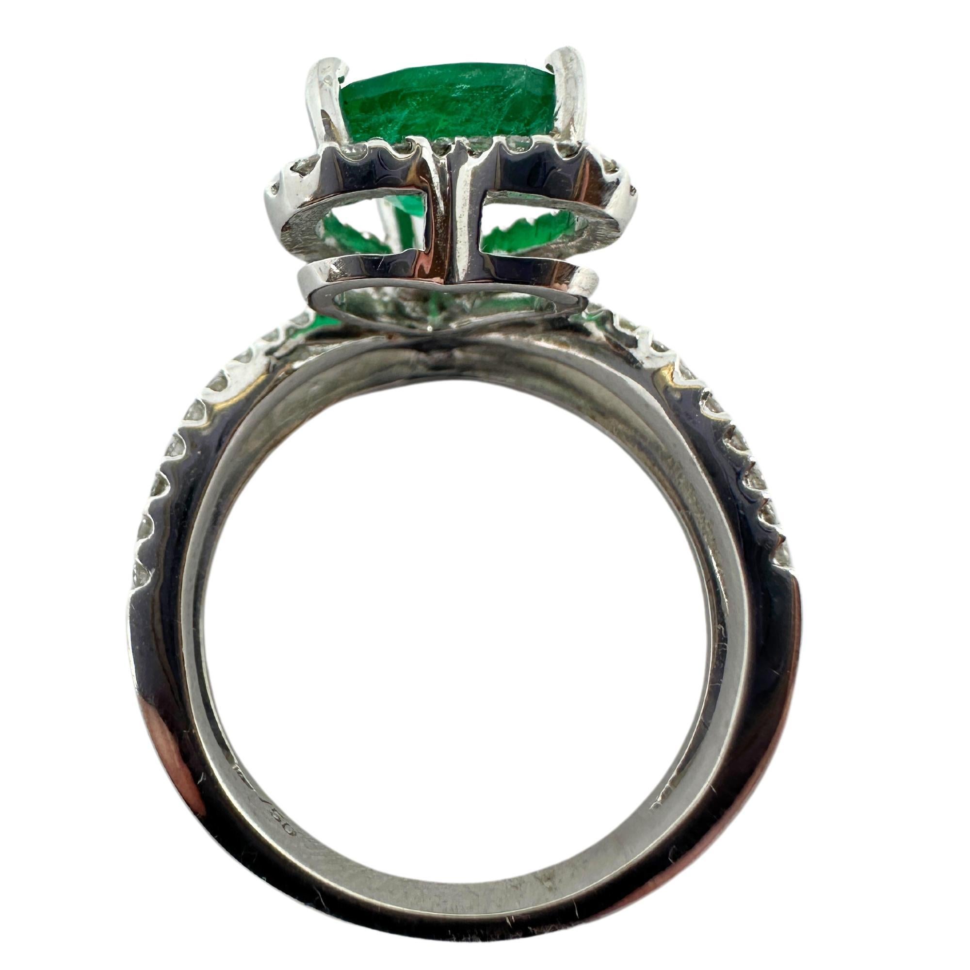 Taille ronde Bague en or blanc 18k avec diamant et émeraude en forme de coeur en vente
