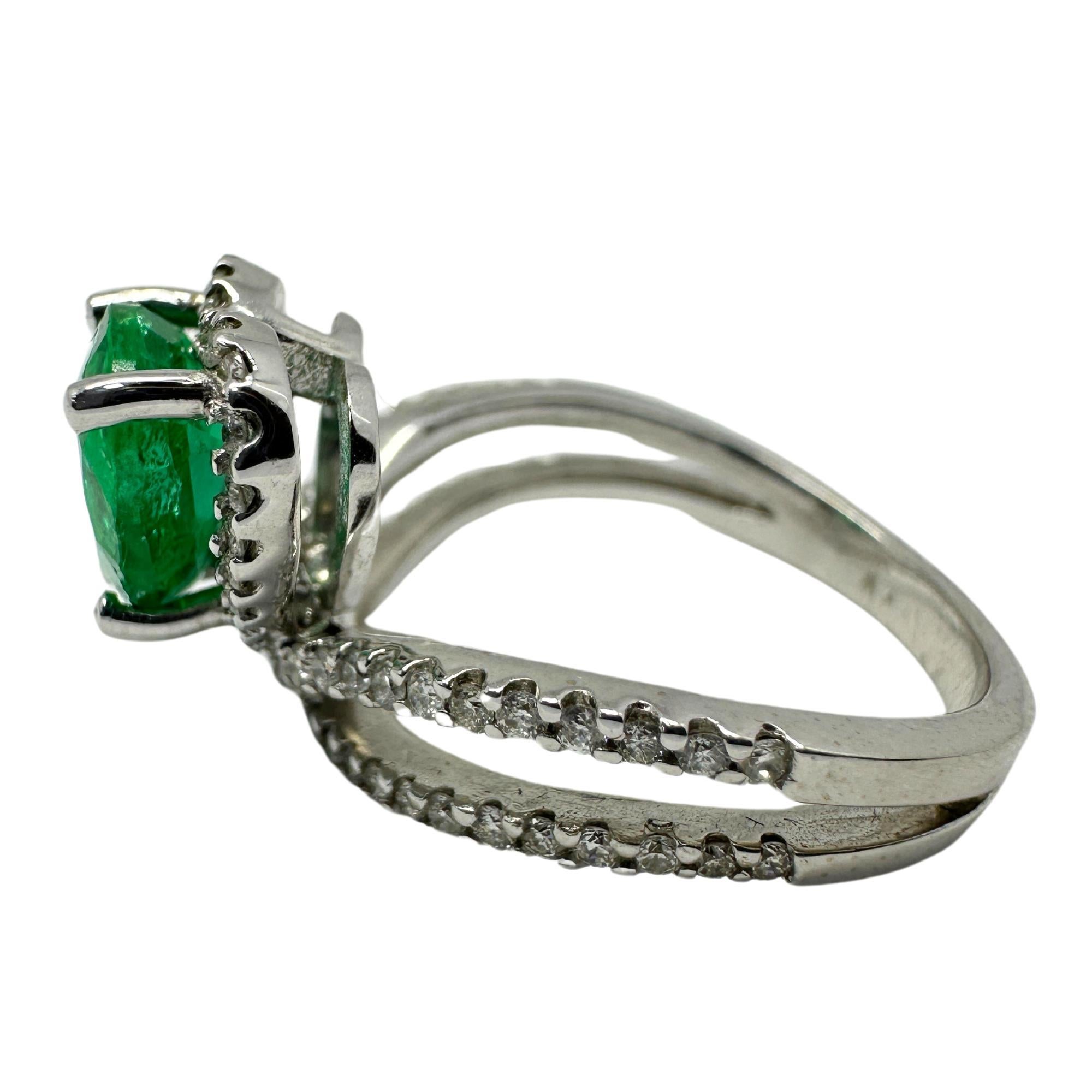 Bague en or blanc 18k avec diamant et émeraude en forme de coeur Bon état - En vente à New York, NY