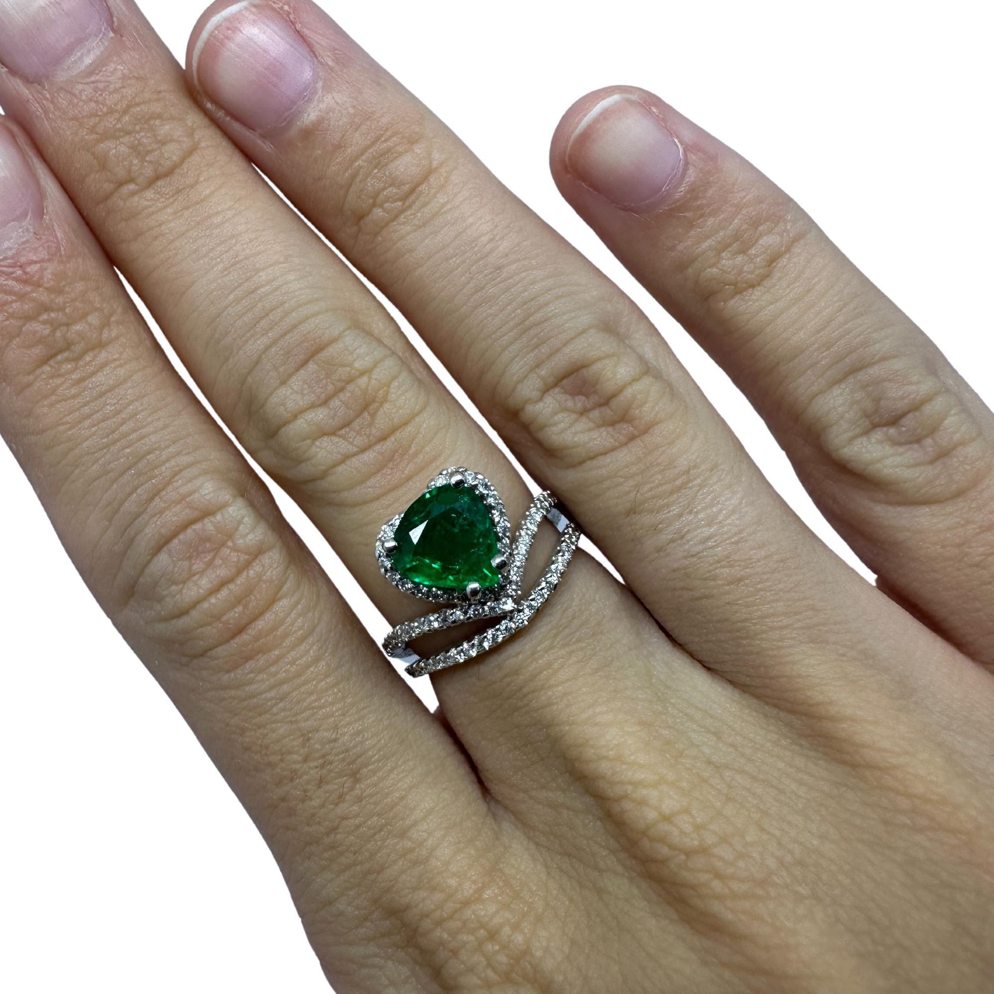 Bague en or blanc 18k avec diamant et émeraude en forme de coeur en vente 1