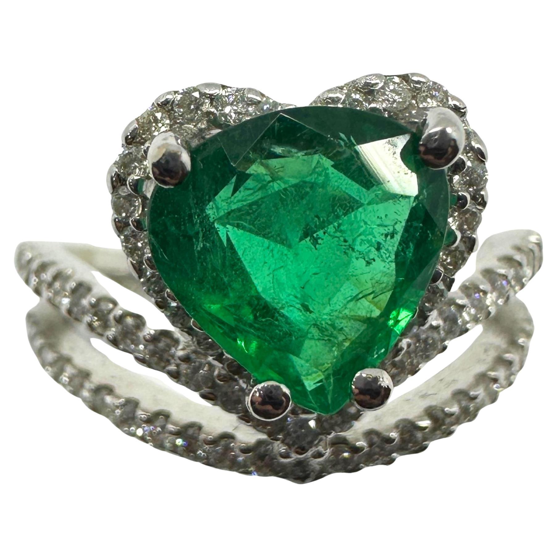 18k White Gold Diamond and Emerald Heart Ring