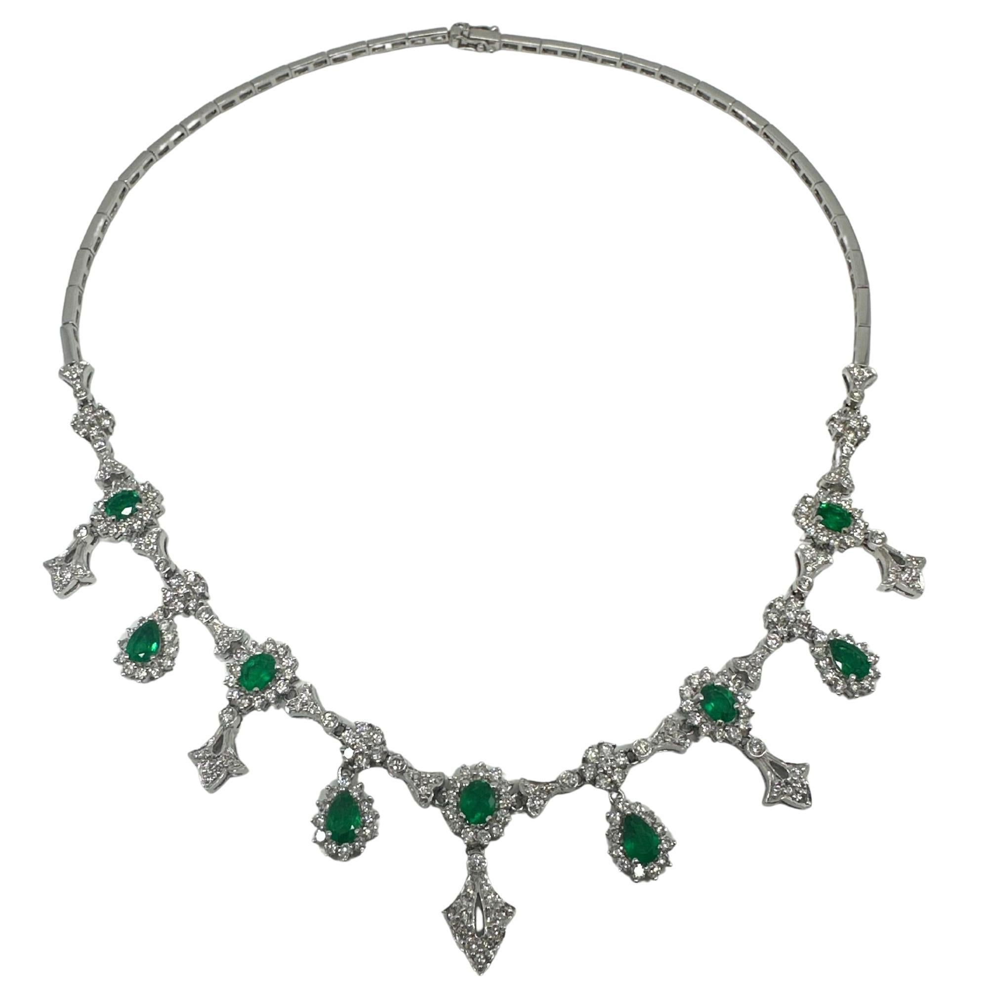 Elegante collar de oro blanco de 18 quilates con 2,47 quilates de esmeraldas redondas y talla pera y 4,15 quilates de brillantes diamantes. Mide 16 pulgadas y se ajusta con elegancia a la clavícula, ofreciendo un lujo atemporal y una artesanía