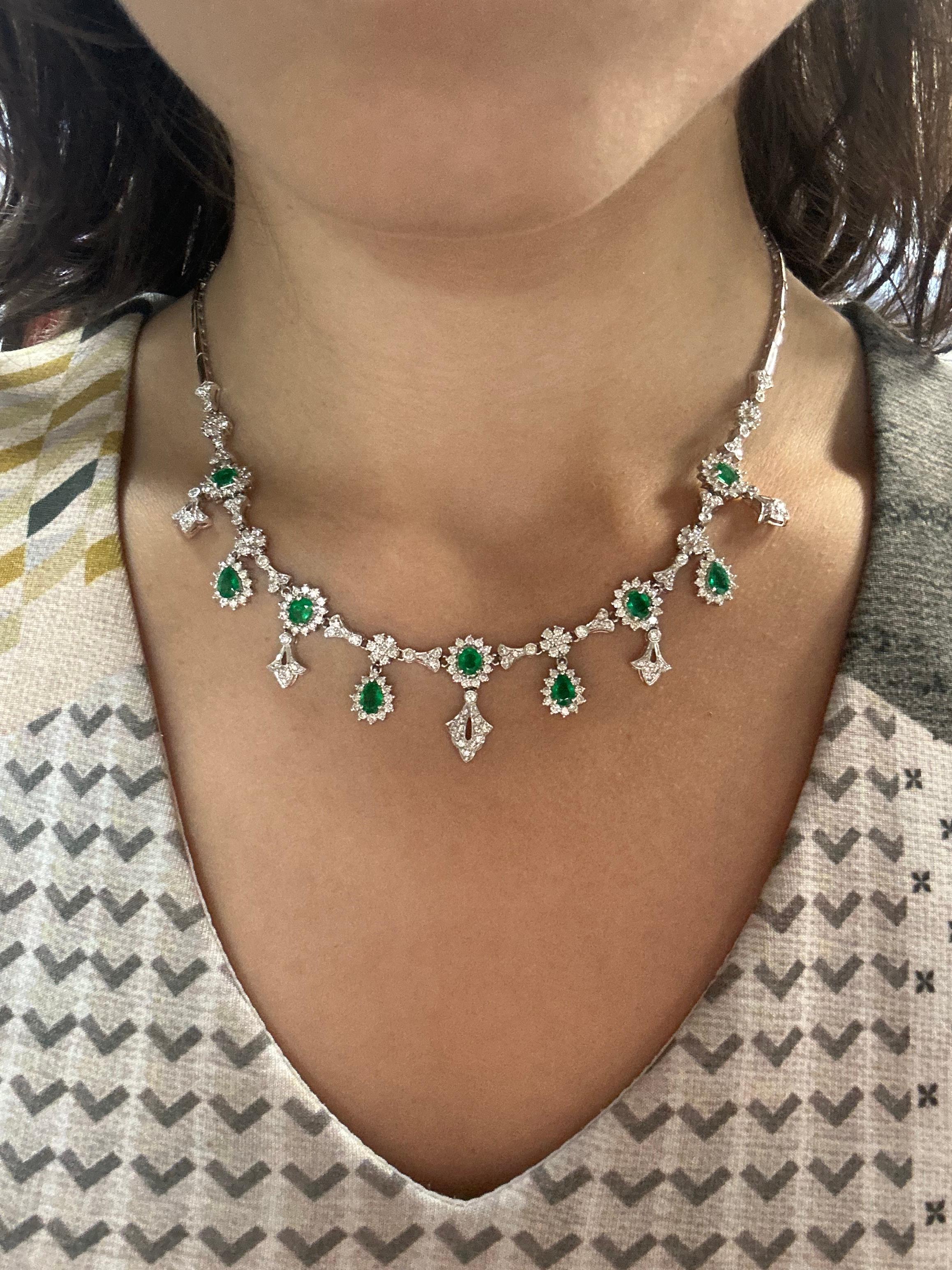 Collar de diamantes y esmeraldas de oro blanco de 18 quilates - 16 pulgadas Corte pera en venta