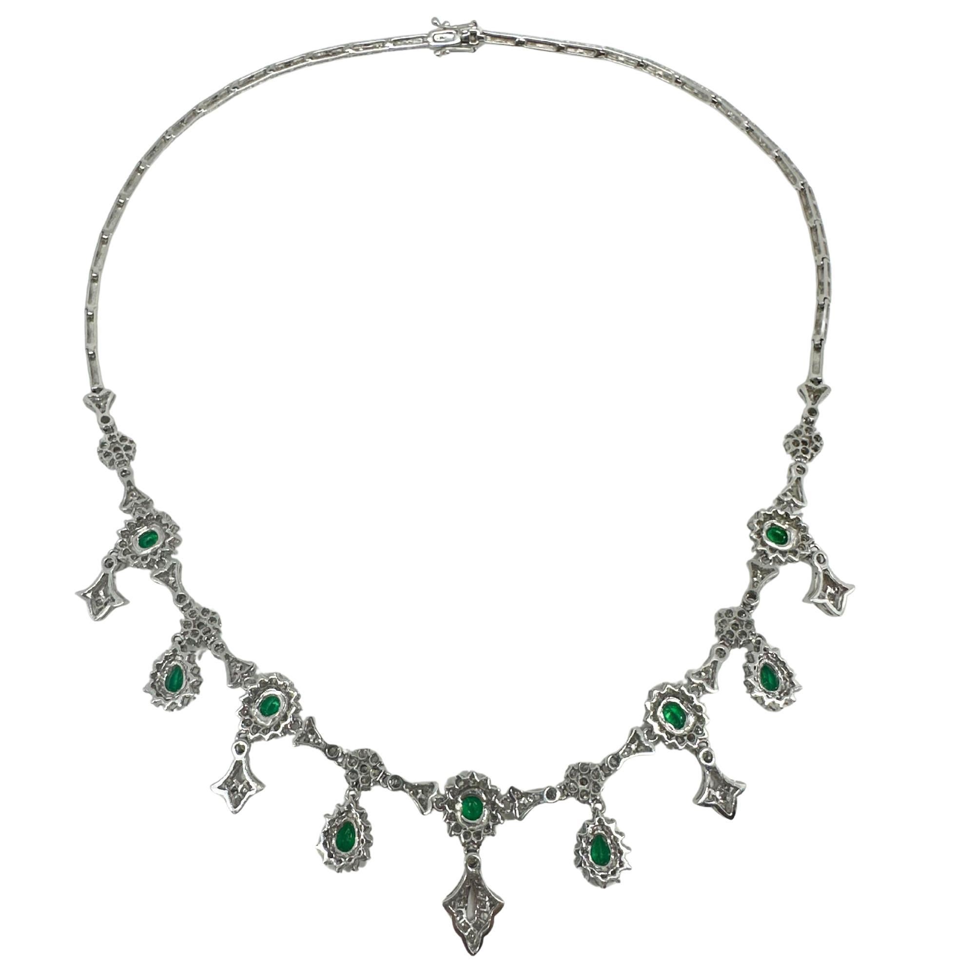 Collar de diamantes y esmeraldas de oro blanco de 18 quilates - 16 pulgadas en Bueno estado para la venta en New York, NY