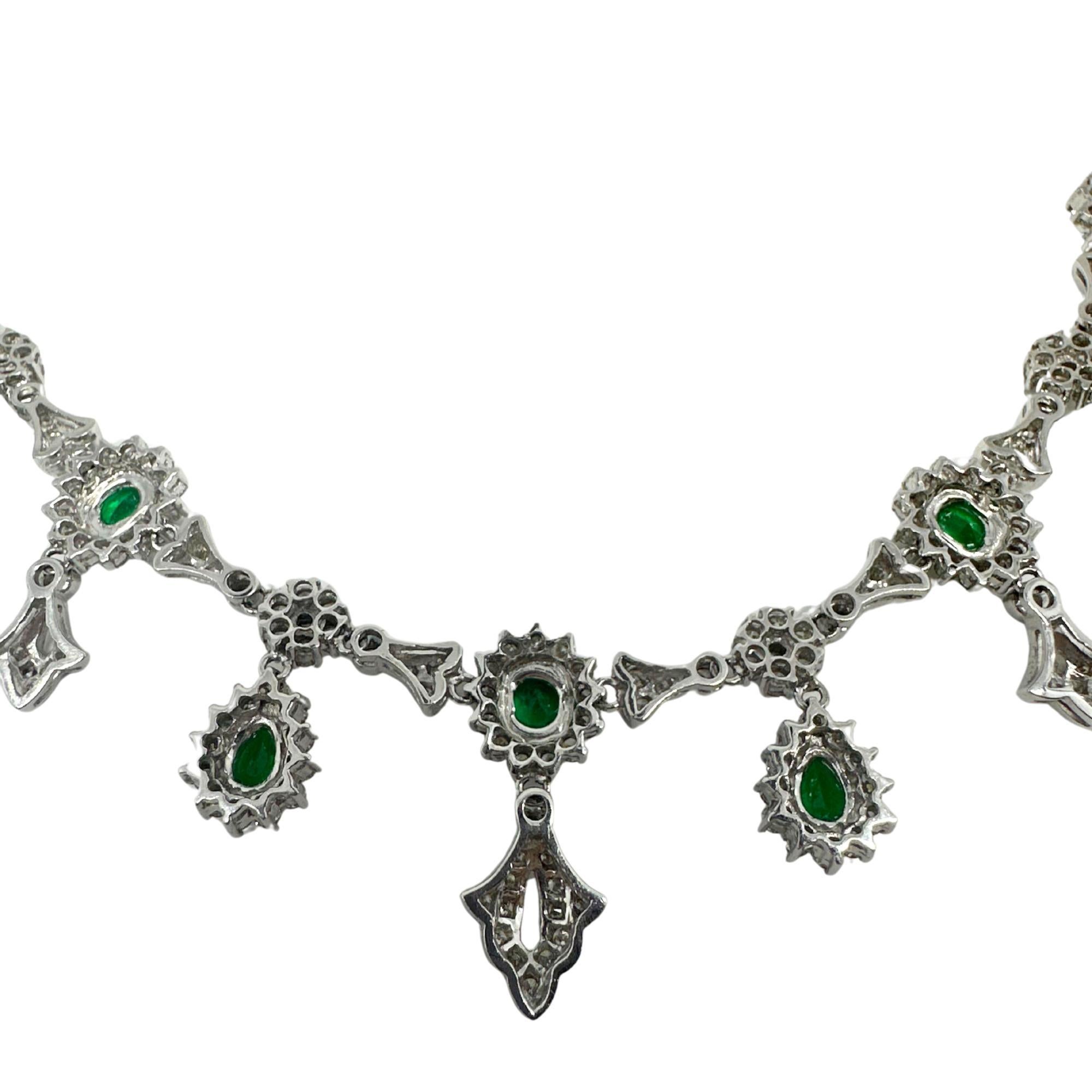 Collar de diamantes y esmeraldas de oro blanco de 18 quilates - 16 pulgadas en venta 1
