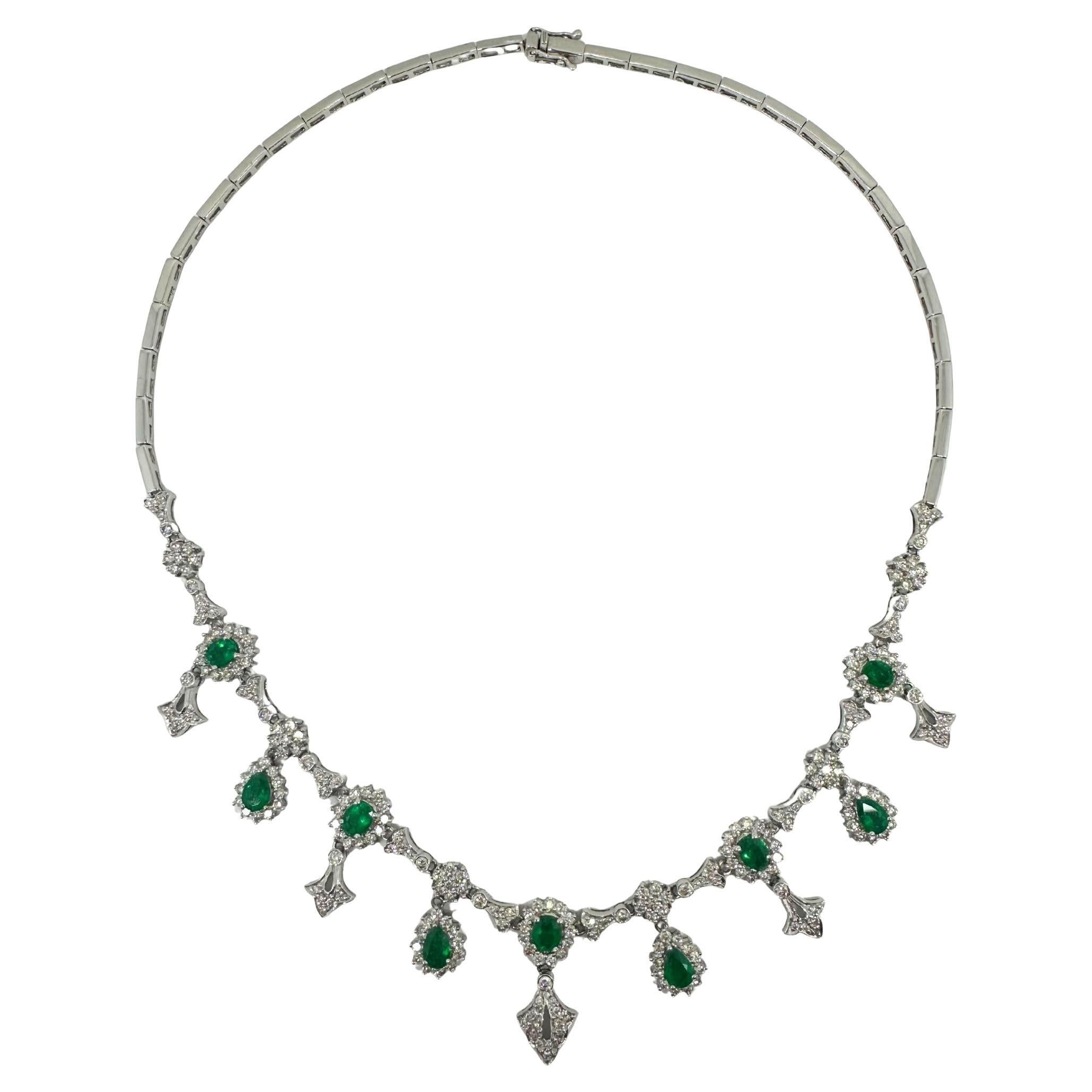 Collar de diamantes y esmeraldas de oro blanco de 18 quilates - 16 pulgadas en venta