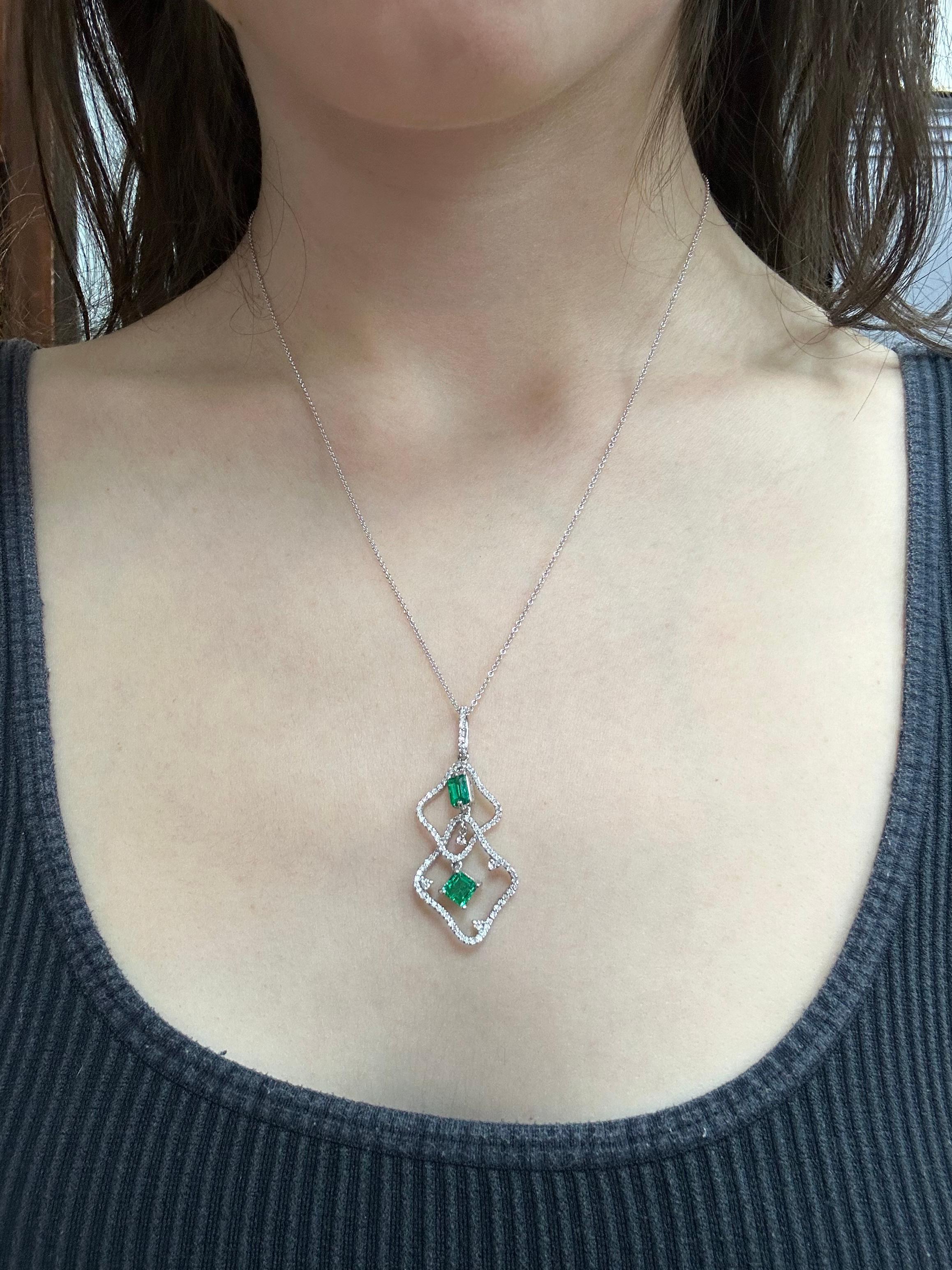 Collana con diamanti e smeraldi in oro bianco 18K
Condit: In buone condizioni, con qualche lieve usura superficiale dovuta all'età.
Lunghezza: 18 pollici, accorciabile a 16 pollici, ciondolo da 1,75 pollici.
Marcature: 